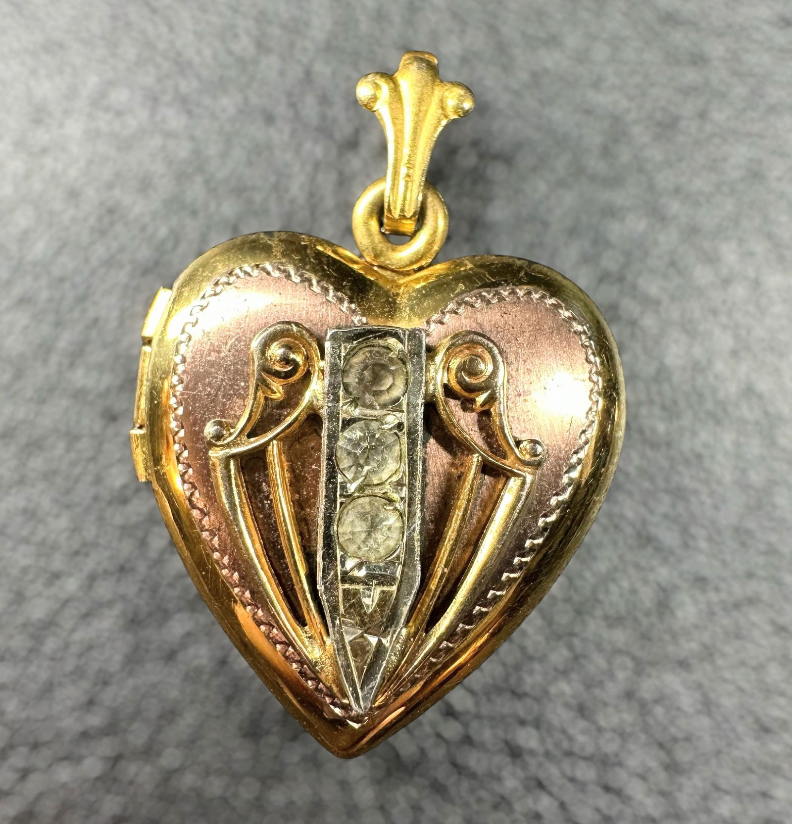 3g Antique Gold Heart Locket w/ BW Portrait: 3g Antique Gold Filled Heart Locket w/ BW Portrait:Brand/Model: Unknown.Manufacturer Location: Not marked.Year Produced: Unknown.Condition: Overall good vintage condition with surface wear, scratches,