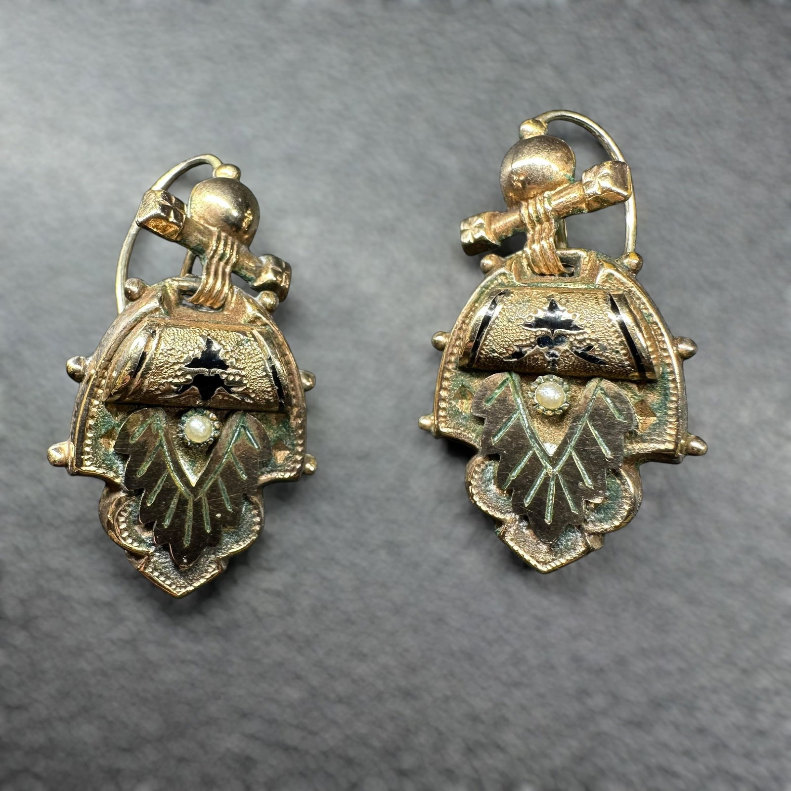 4g Vintage Gold Leaf Dangle Earrings: 4g Vintage Gold Leaf Dangle Earrings:Brand/Model: Unknown.Manufacturer Location: Not marked.Year Produced: Unknown.Condition: Overall good vintage condition with surface wear, patina, and oxidation co