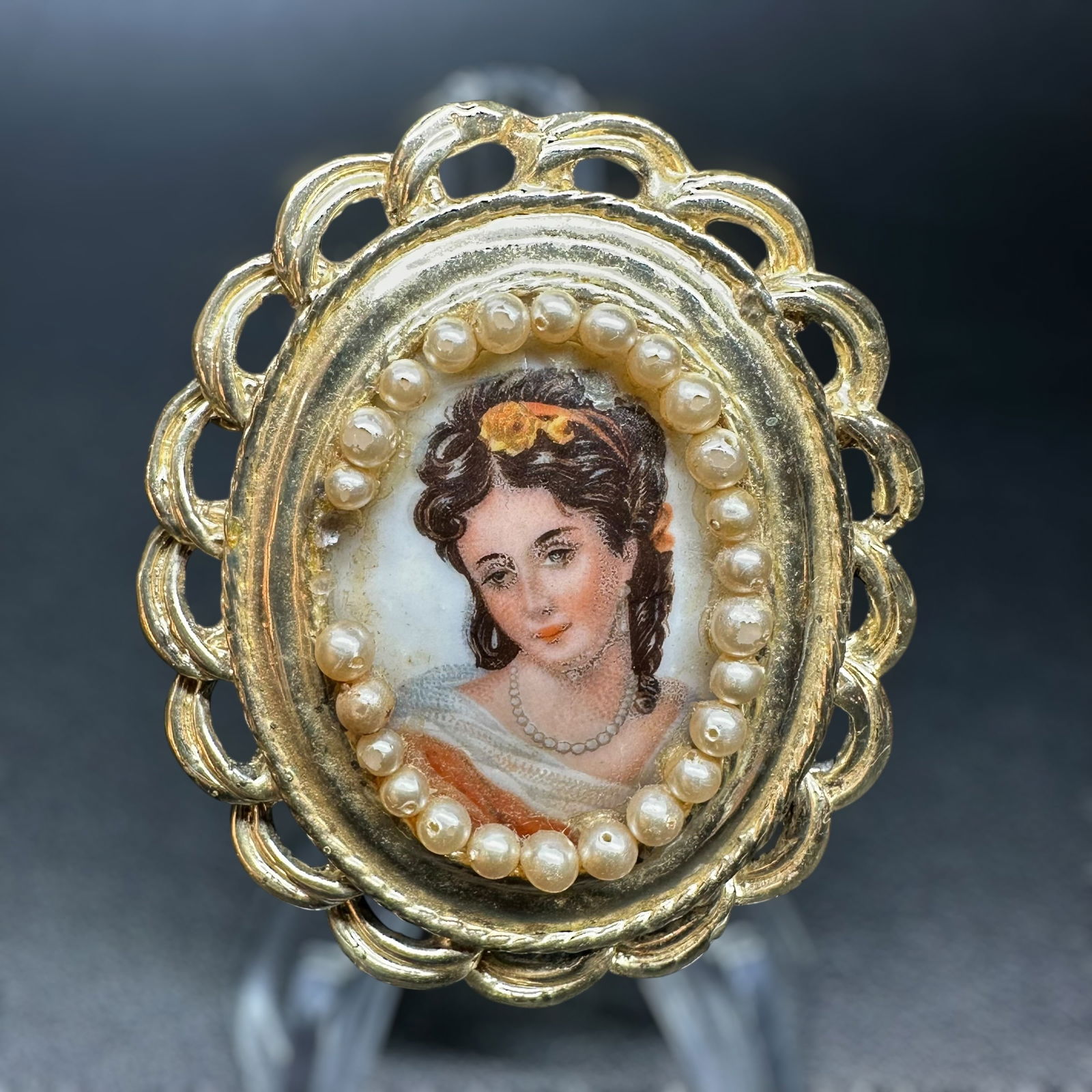 46g Vintage Limoges France Hand Painted Cameo on Porcelain Brooch: 18g Vintage Limoges France Hand Painted Cameo on Porcelain BroochBrand/Model: Limoges.Manufacturer Location: Limoges; France.Year Produced: Unknown; likely mid 20th century.Condition: Overall good vin