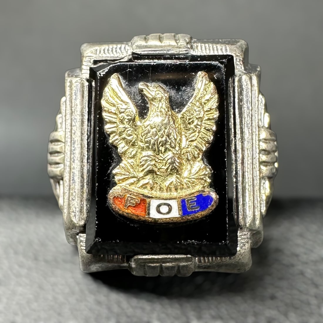 Sz8/8g Vintage Sterling Silver Fraternal Order of Eagles Signet Ring: Sz8/8g Vintage Sterling Silver Fraternal Order of Eagles Signet Ring:Brand/Model: Unknown brand.Manufacturer Location: Not marked.Year Produced: Unknown.Condition: Overall good vintage condition with