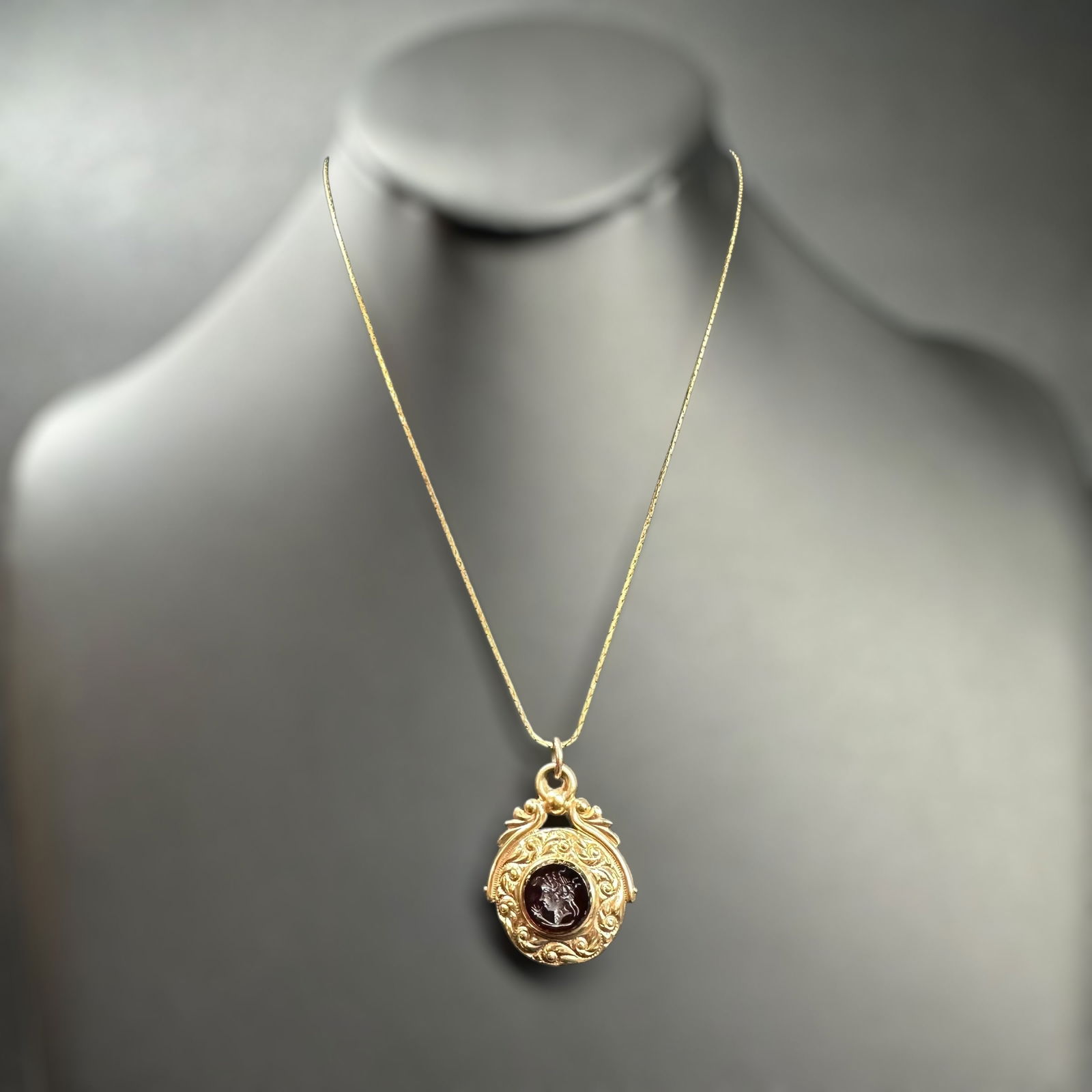 16"/7g Gold-Tone Double Sided Victorian Cameo & Sun Pendant Necklace: 16"/7g Gold-Tone Double Sided Victorian Cameo & Sun Pendant Necklace:Brand/Model: Unknown brand.Manufacturer Location: Not marked.Year Produced: Unknown.Condition: Overall good vintage condition with