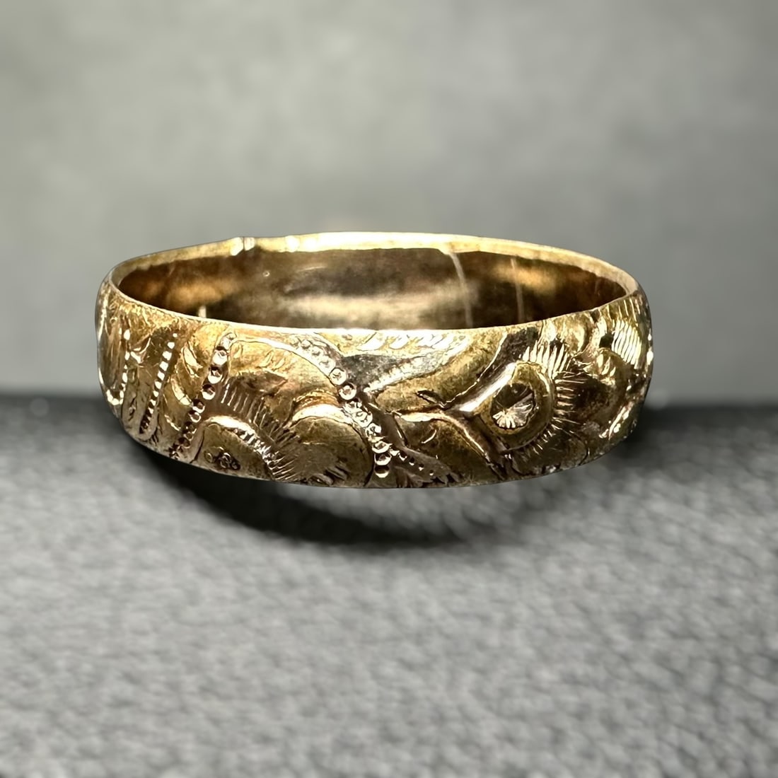 Sz7.75/2g 18K Yellow Gold Floral Embossed Band Ring (1 of 8)