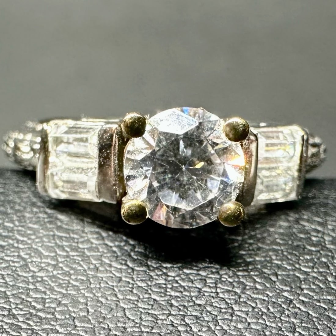 Sz7/4g Sterling Silver Faceted Cubic Zirconia Ring: Sz7/4g Sterling Silver Faceted Cubic Zirconia Ring:Brand/Model: Unknown.Manufacturer Location: Not marked.Year Produced: Unknown.Condition: Overall good condition with visible surface wear and scratch