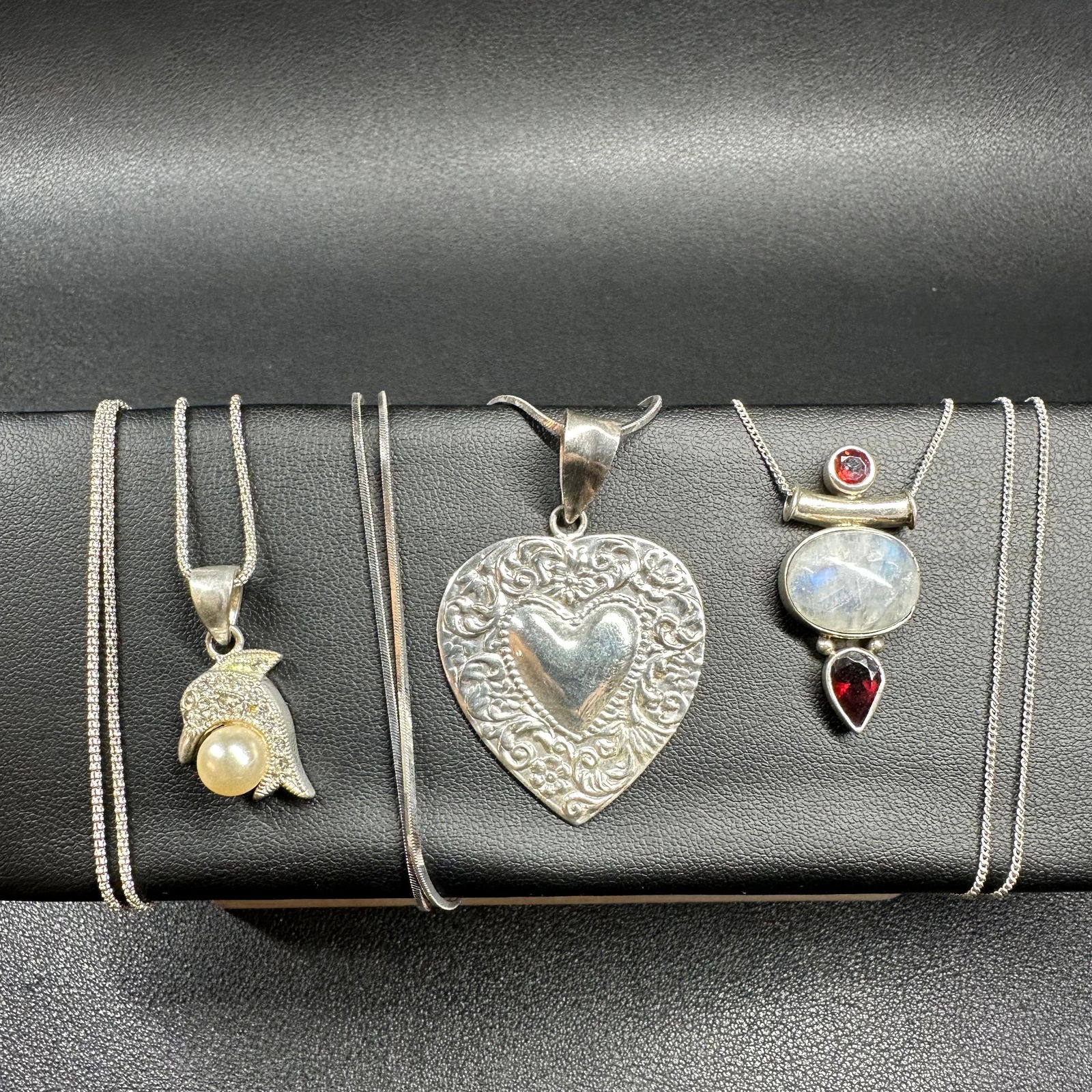 21"/17"/26g Sterling Silver Moonstone, Marcasite & Faux Pearl Pendant Necklace Lot: 21"/17"/26g Sterling Silver Moonstone, Marcasite & Faux Pearl Pendant Necklace Lot:Brand/Model: Unknown.Manufacturer Location: Not marked.Year Produced: Unknown.Condition: Overall good pre-owned condi