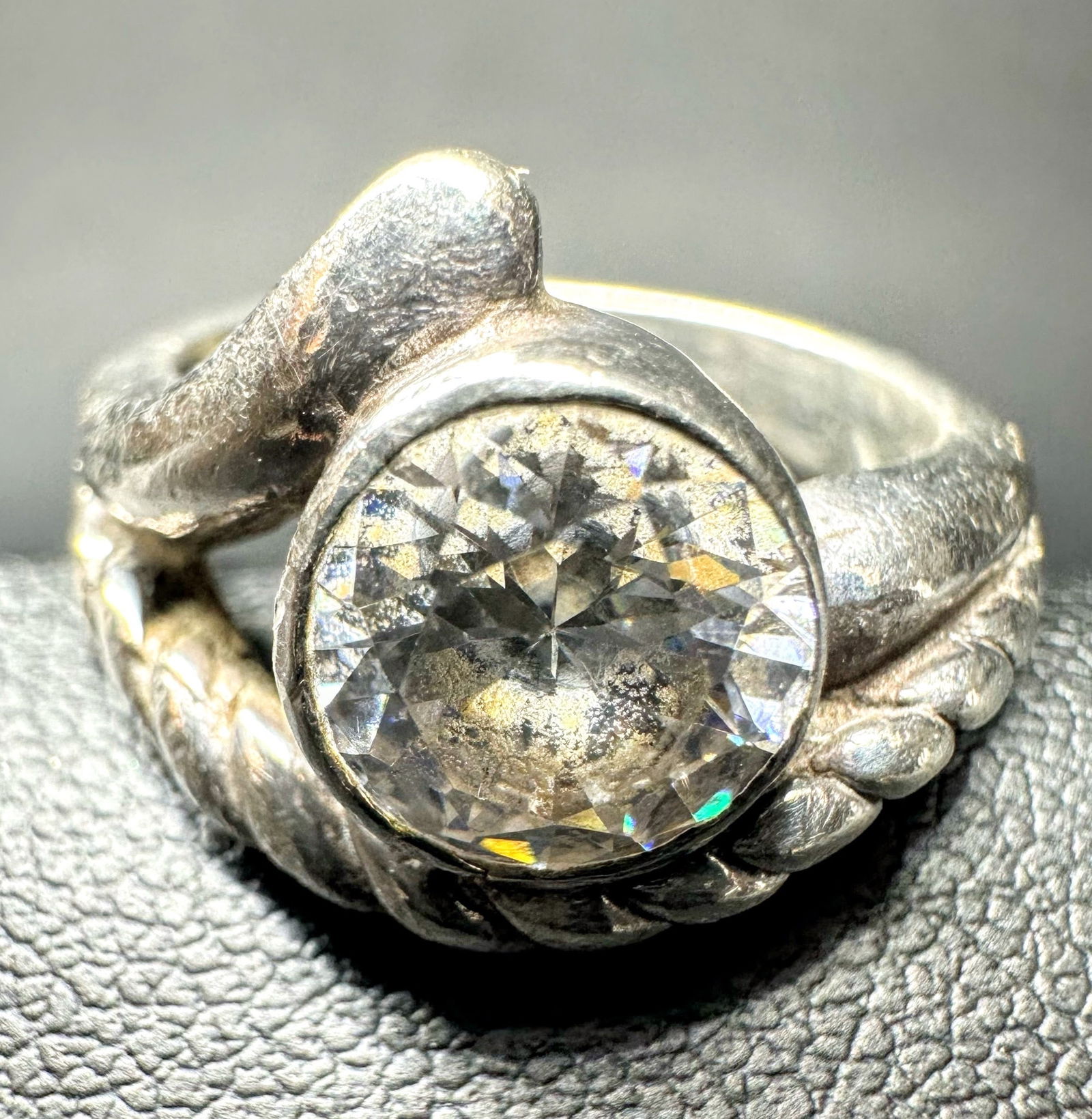 Sz6.75/7g Sterling Silver Faceted Cubic Zirconia Ring: Sz6.75/7g Sterling Silver Faceted Cubic Zirconia Ring:Brand/Model: Unknown.Manufacturer Location: Not marked.Year Produced: Unknown.Condition: Overall good vintage condition with surface wear, light s