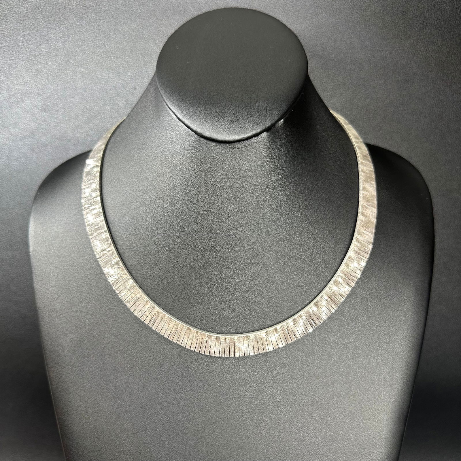 14"/30g Italian 925 Etched Sterling Silver Herringbone Chain Choker Necklace: 14"/30g Italian 925 Etched Sterling Silver Herringbone Chain Choker Necklace:Brand/Model: Unknown.Manufacturer Location: Italy.Year Produced: Unknown.Condition: Overall good vintage condition with sur