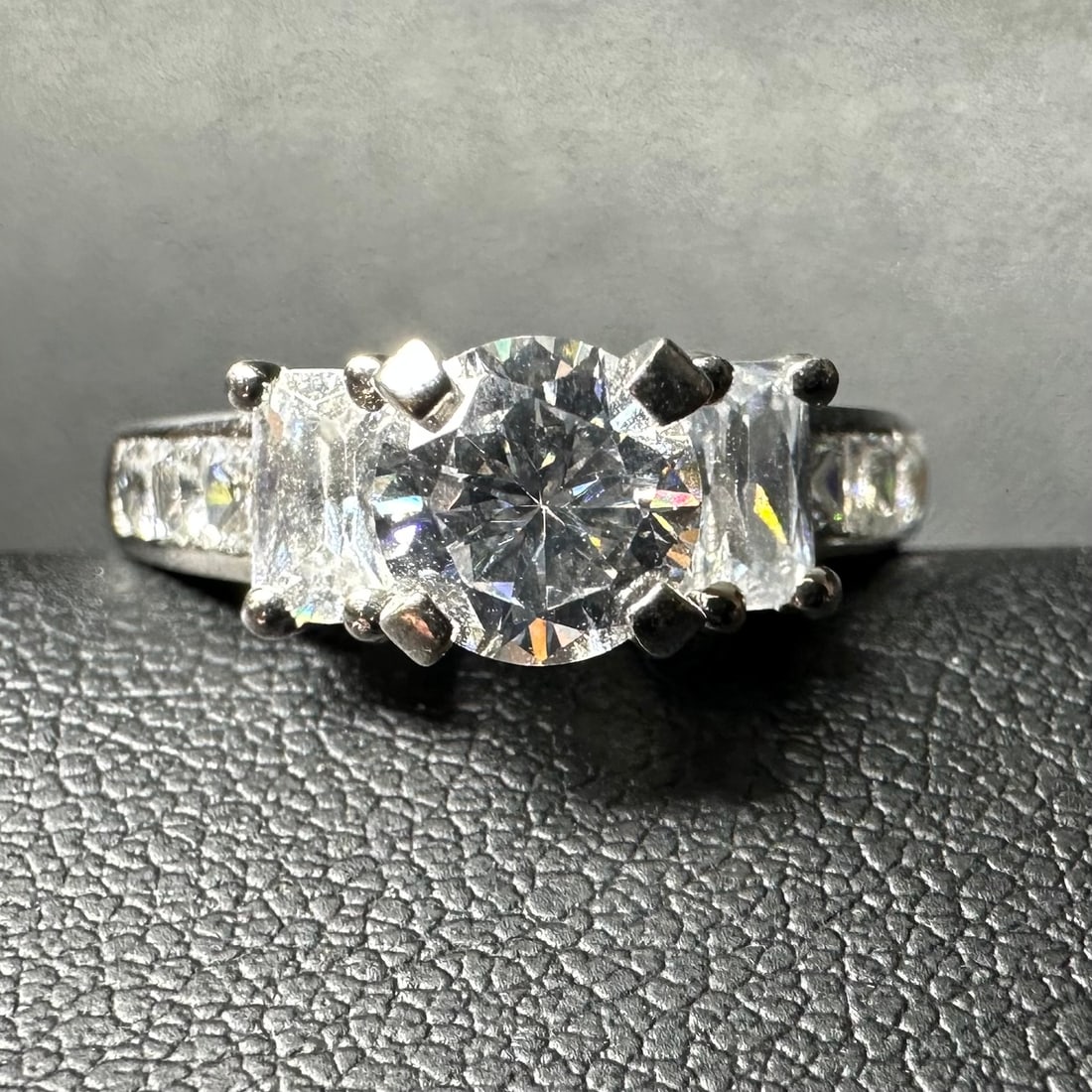 Sz7/4g Sterling Silver Faceted Cubic Zirconia Ring: Sz7/4g Sterling Silver Faceted Cubic Zirconia Ring:Brand/Model: Unknown.Manufacturer Location: Not marked.Year Produced: Unknown.Condition: Overall good condition with light surface wear and minor scr