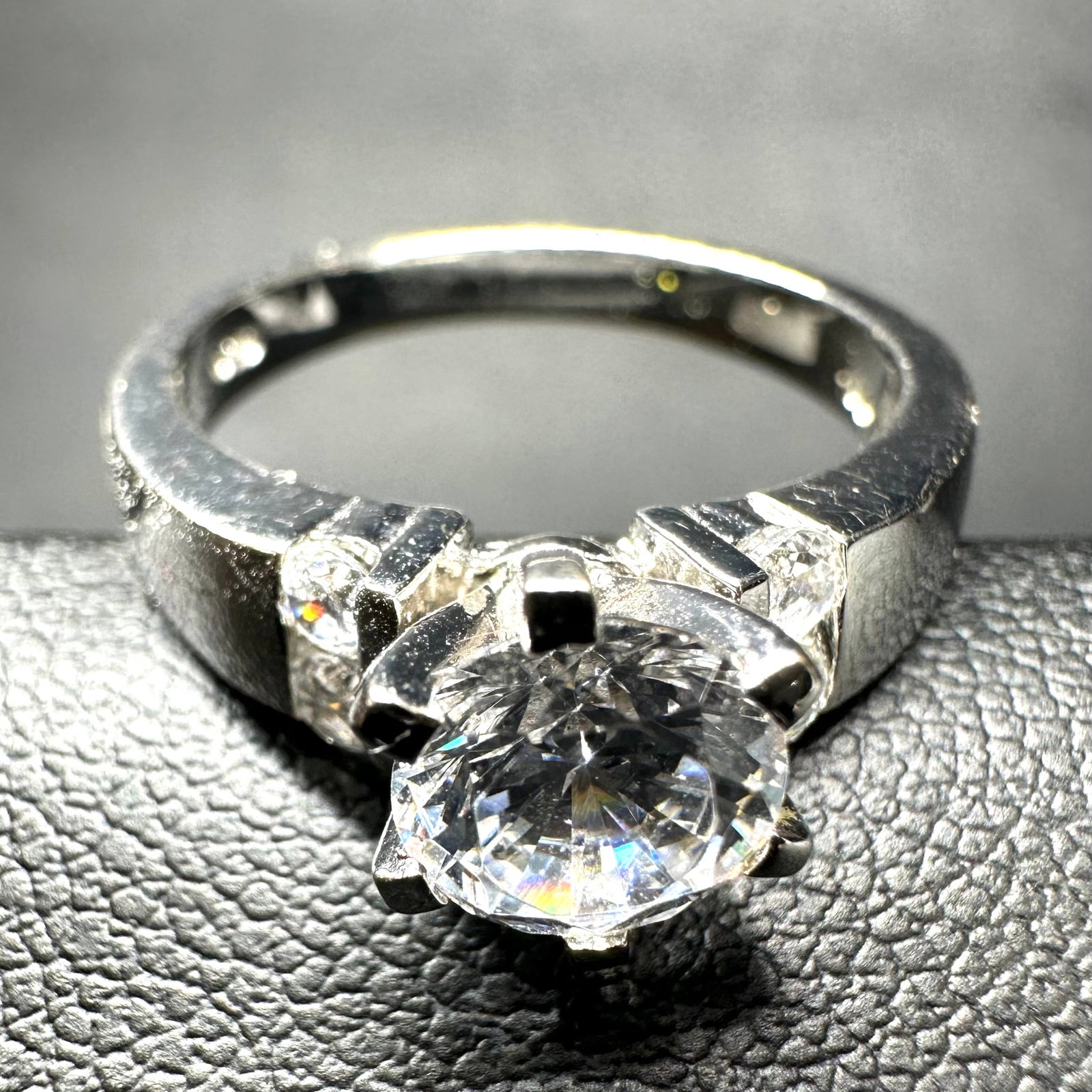 Sz7/4g Sterling Silver Faceted Cubic Zirconia Ring: Sz7/4g Sterling Silver Faceted Cubic Zirconia Ring:Brand/Model: Unknown.Manufacturer Location: Not marked.Year Produced: Unknown.Condition: Overall good condition with light surface wear, minor scratc