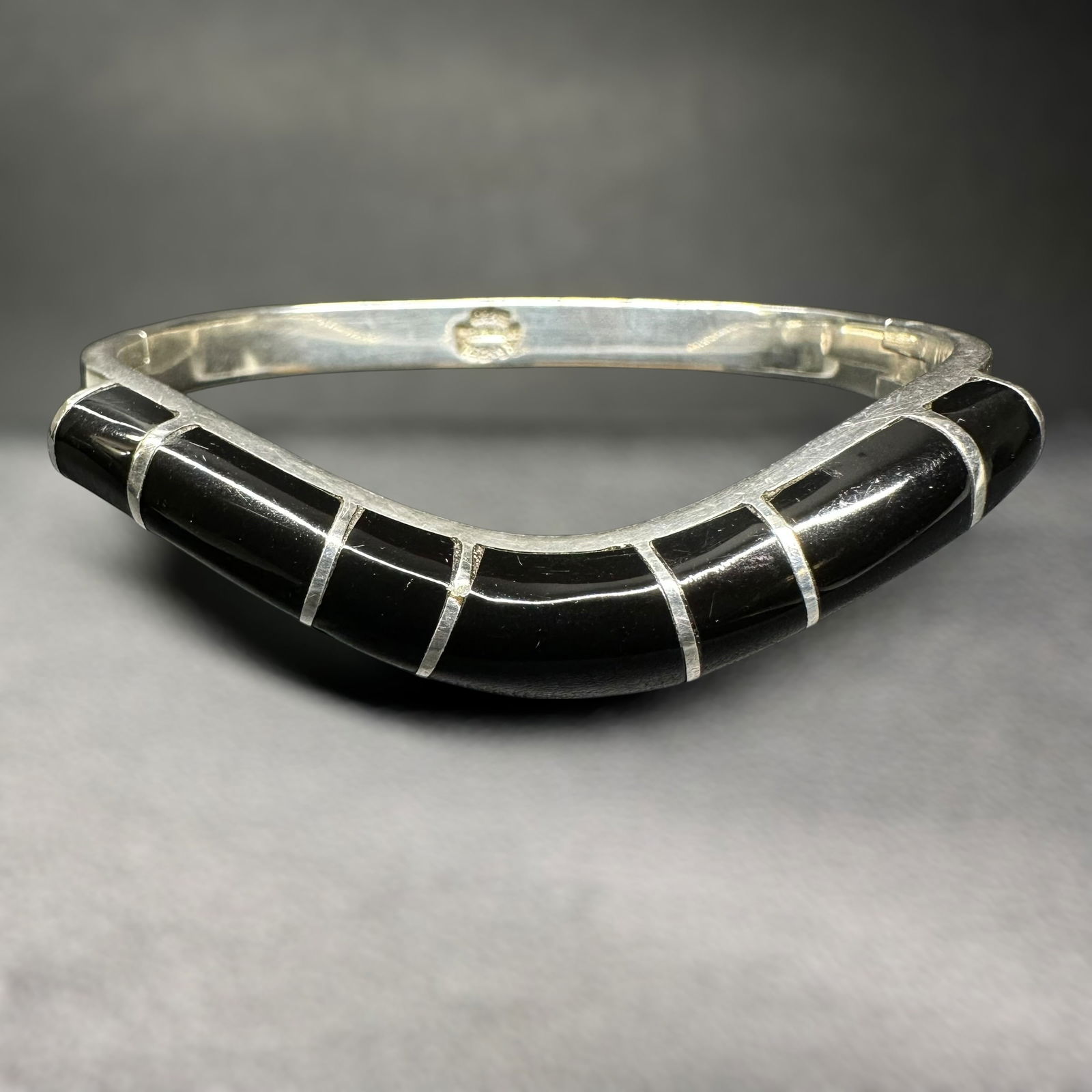 6.5”/41g Mexican Sterling Silver Onyx Inlay Bracelet: 6.5”/41g Mexican Sterling Silver (Mexico) Onyx Inlay Cuff Bracelet:Brand/Model: Unknown.Manufacturer Location: Stamped "925"and "Mexico."Year Produced: Unknown.Condition: Overall good vintage co