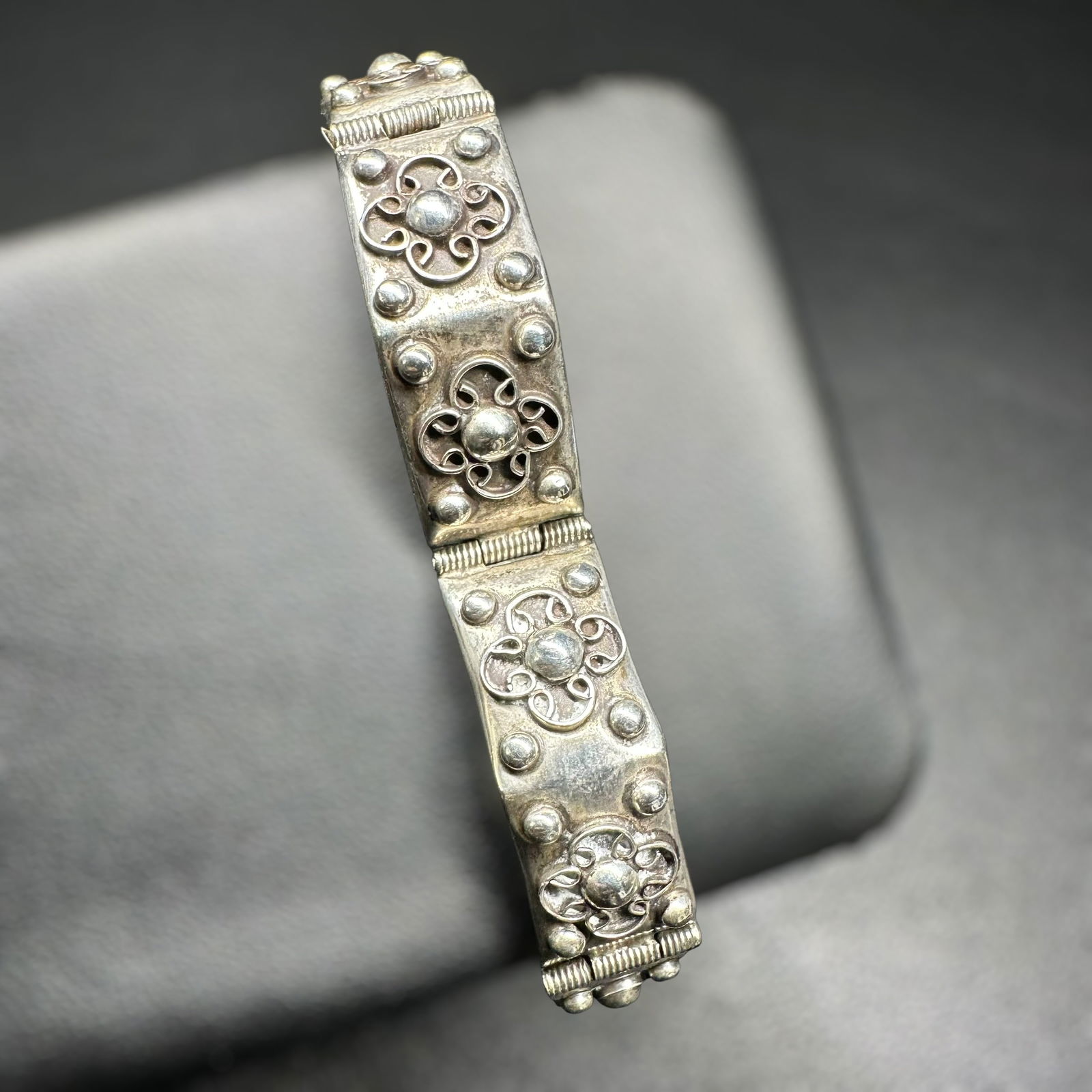 6.75"/17g Vintage JFG Guadalajara Mexican 925 Sterling Silver Floral Hinged Panel Bracelet: 6.75"/17g Vintage JFG Guadalajara Mexican 925 Sterling Silver Floral Hinged Panel Bracelet:Brand/Model: Hallmark; "JFG" 925"Guadalajara, Mexico.Manufacturer Location: Mexico.Year Produced: Unknown.Con