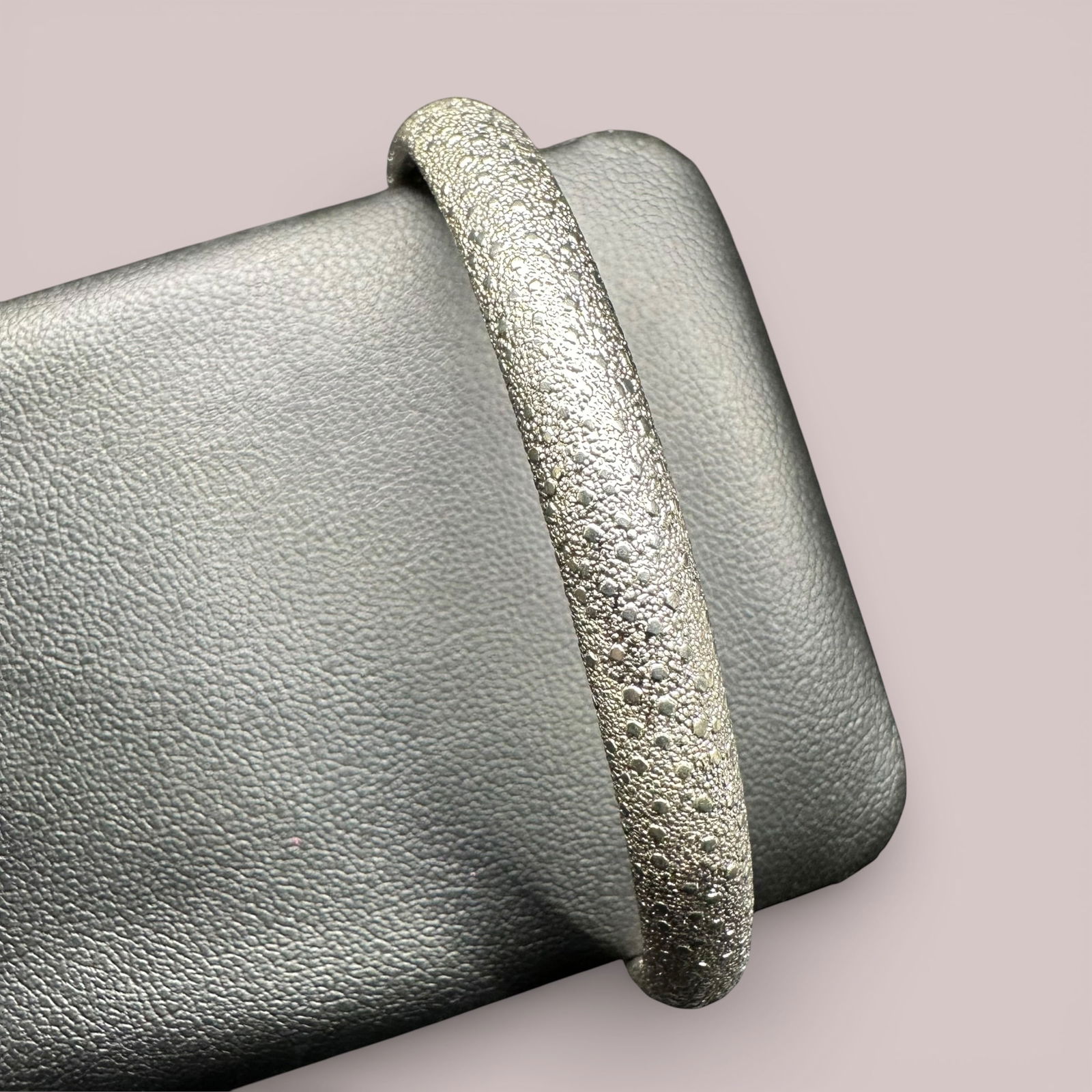 7"/9g Vintage HOBE 925 Sterling Silver Textured Bracelet: 7”/9g Vintage HOBE 925 Sterling Silver Textured Bracelet:Brand/Model: HOBE. Marked.Manufacturer Location: Not marked.Year Produced: Unknown.Condition: Overall good condition with light surface w