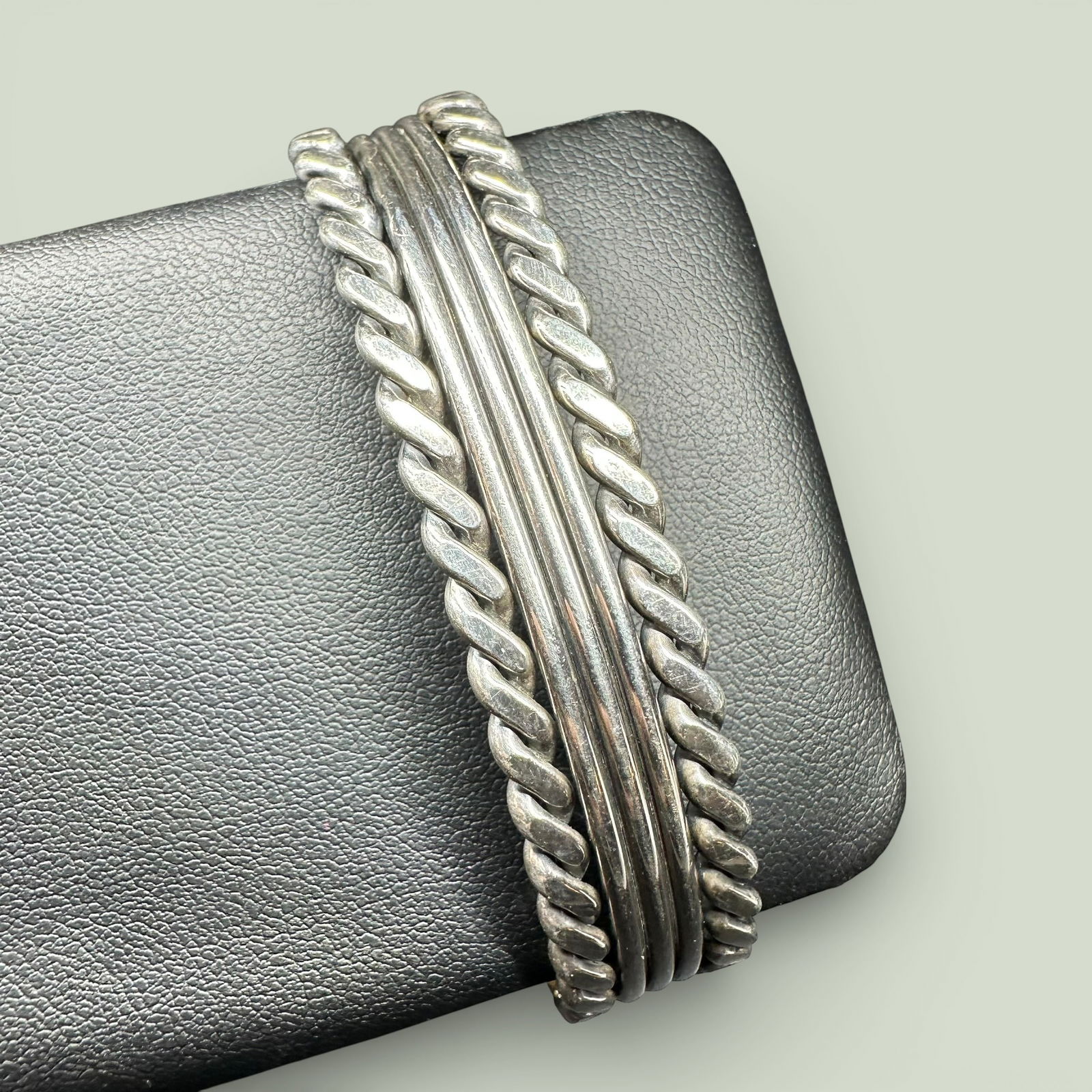 7”/33g Native American Navajo Elaine Tahe 925 Sterling Silver Cuff Bracelet: 7”/33g Native American Navajo Elaine Tahe 925 Sterling Silver Cuff Bracelet:Brand/Model: Hallmark; "TAJE." Navajo; Elaine Tahe Manufacturer Location: Not marked.Year Produced: Unknown.Condition: