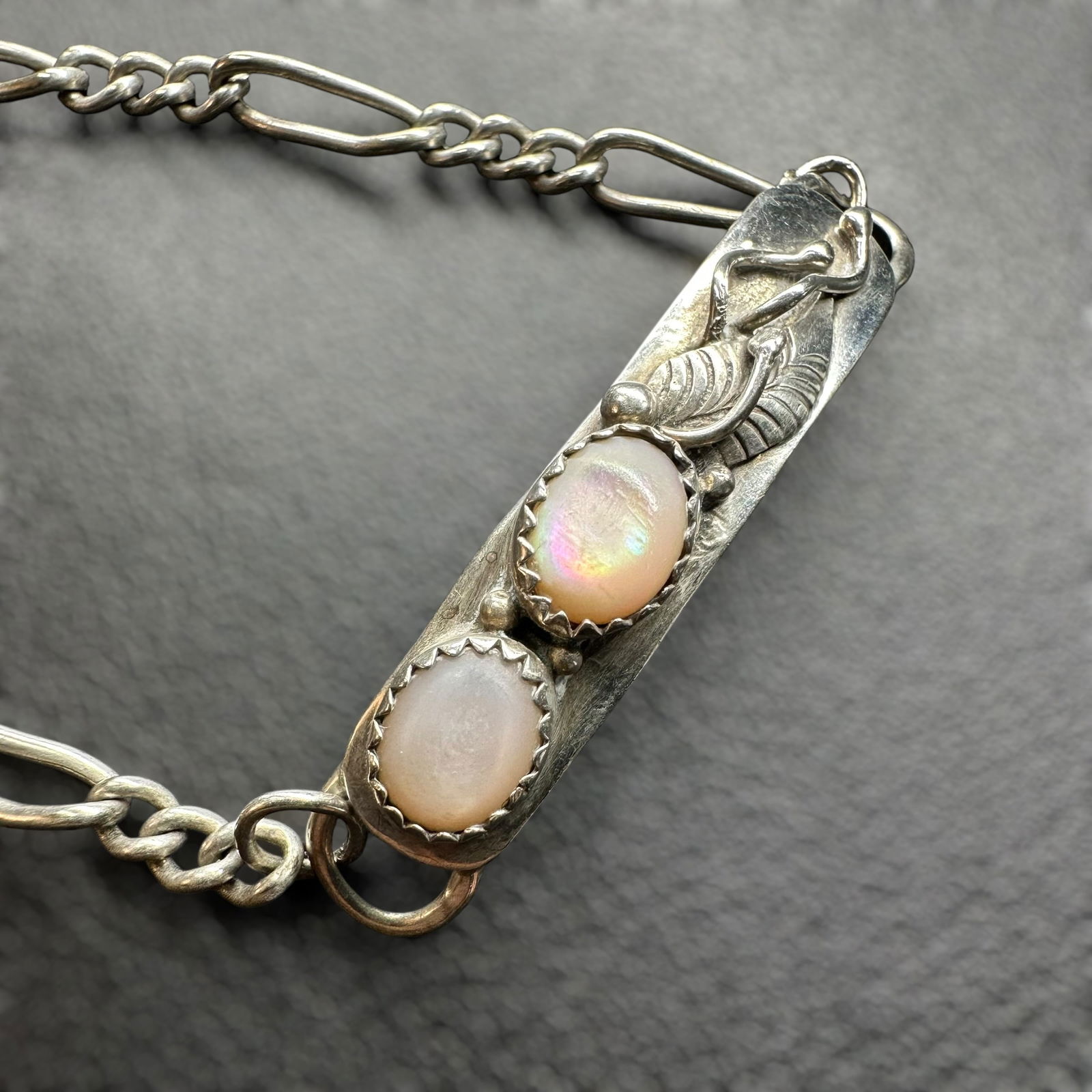 7.75"/8g Native American Navajo Elaine Sam Sterling Silver Mother of Pearl Bracelet: 7.75"/8g Native American Navajo Elaine Sam Sterling Silver Mother of Pearl Bracelet:Brand/Model: Hallmark; "ES" Native American Navajo artisan Elaine Sam.Manufacturer Location: Not marked.Year Produce