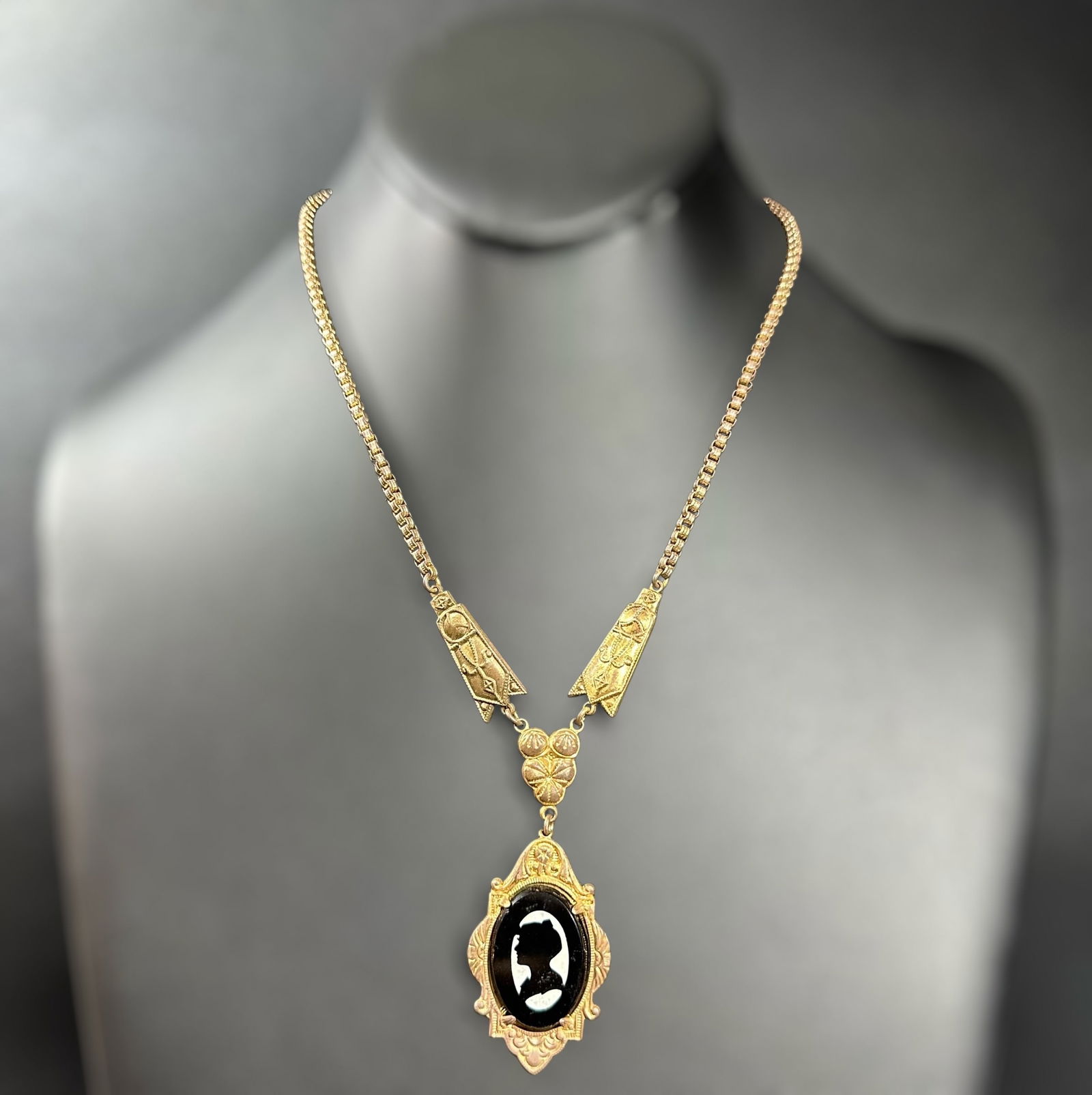 16"/19g Victorian Brass & Glass Cameo Mourning Pendant Necklace (1 of 11)