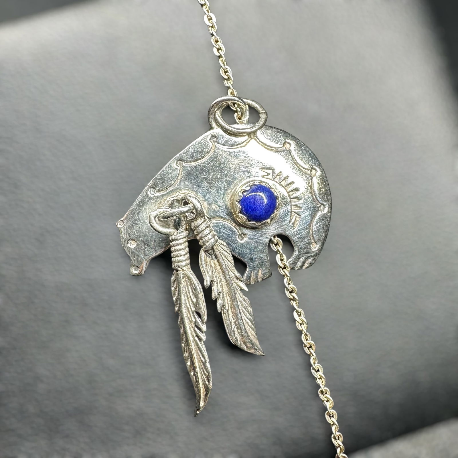 7"/3g Native American 925 Sterling Silver Grizzly Bear & Feather Motif Bracelet: 7"/3g Native American 925 Sterling Silver Grizzly Bear & Feather Motif Bracelet:Brand/Model: No Hallmark. Unknown. Native American; Navajo design and style. Chain marked "925 Italy."Manufacturer Locat