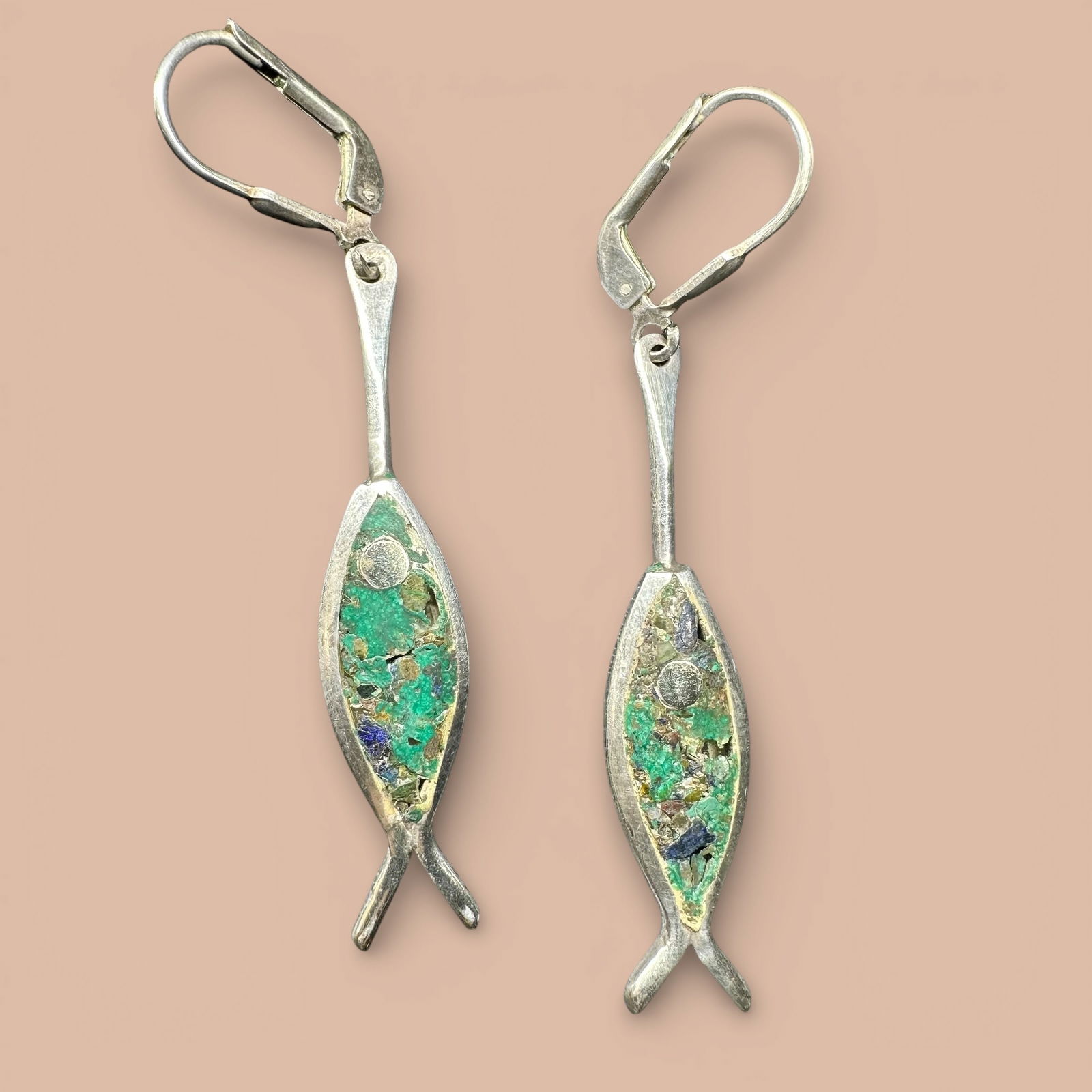 6g Antique 1940s Taxco Mexico 925 Sterling Silver Crushed Azurite Fish Motif Earrings: 6g Antique 1940s Taxco Mexic0 925 Sterling Silver Crushed Azurite Fish Motif Earrings:Brand/Model: Hallmark. Unidentified. Unintelligible. Manufacturer Location: Marked. Markings are faint. Taxco, Mex