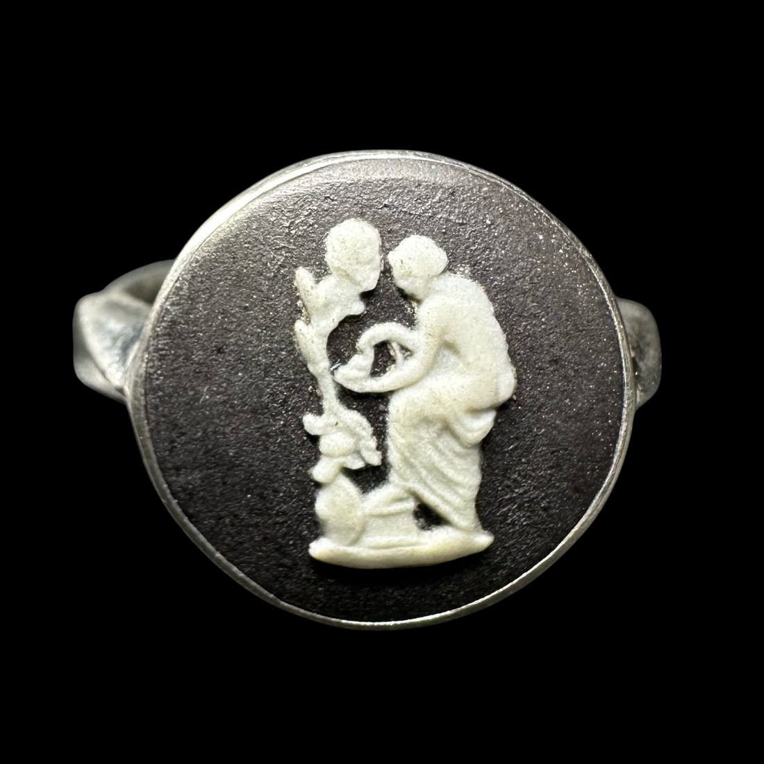 Sz6/8g Wedgwood (England) Sterling Silver & Black Jasperware Cameo Ring: Sz6/8g Wedgwood (England) Sterling Silver & Black Jasperware Cameo Ring:Brand/Model: Wedgwood.Manufacturer Location: Marked; "Made In England."Year Produced: Unknown.Condition: Good vintage condition