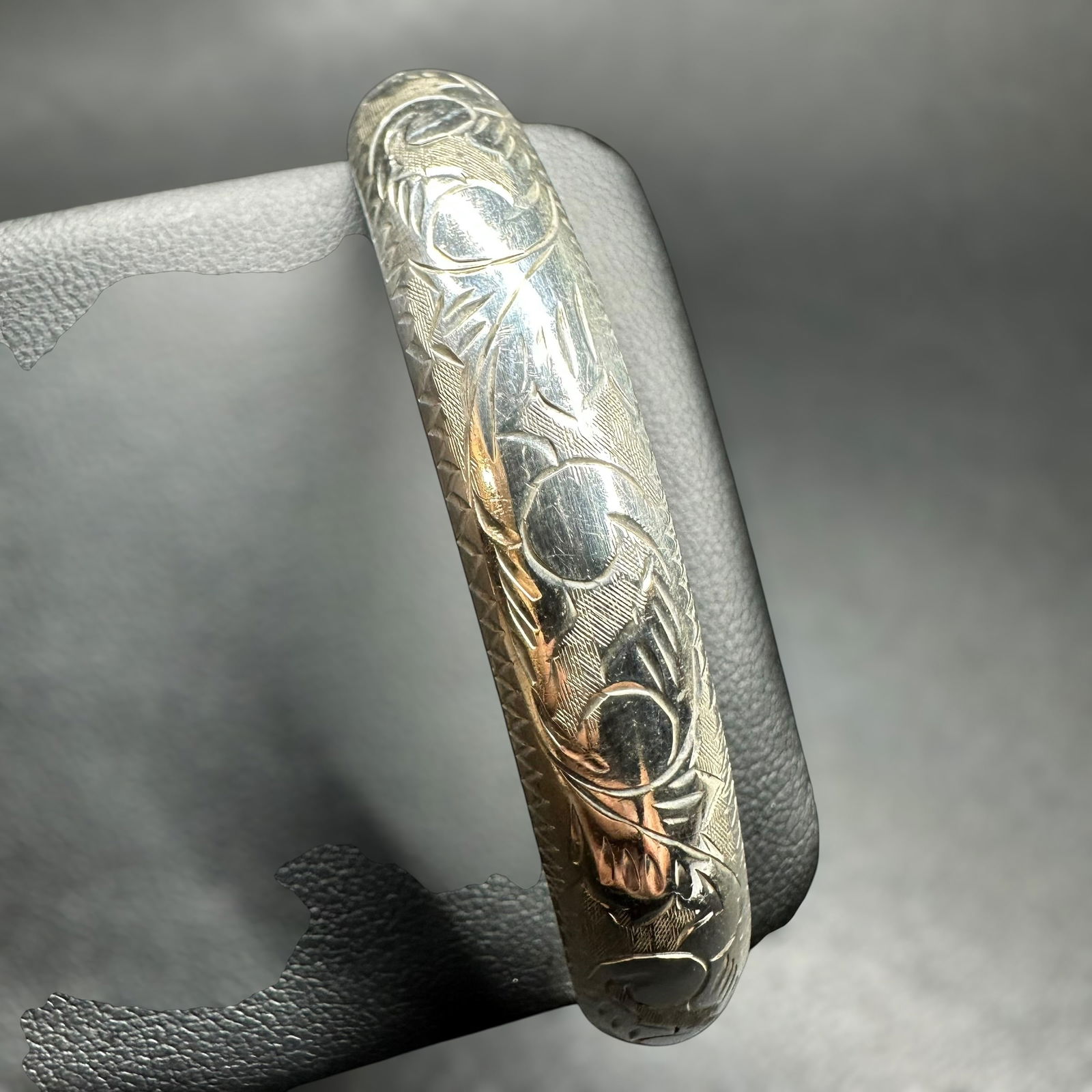 7"/16g Vintage Etched 925 Sterling Silver Bangle: 7"/16g Vintage 925 Etched Sterling Silver BangleBrand/Model: NO Hallmark. Unknown.Manufacturer Location: Not marked.Year Produced: Unknown.Condition: Good vintage condition with surface wear, light sc