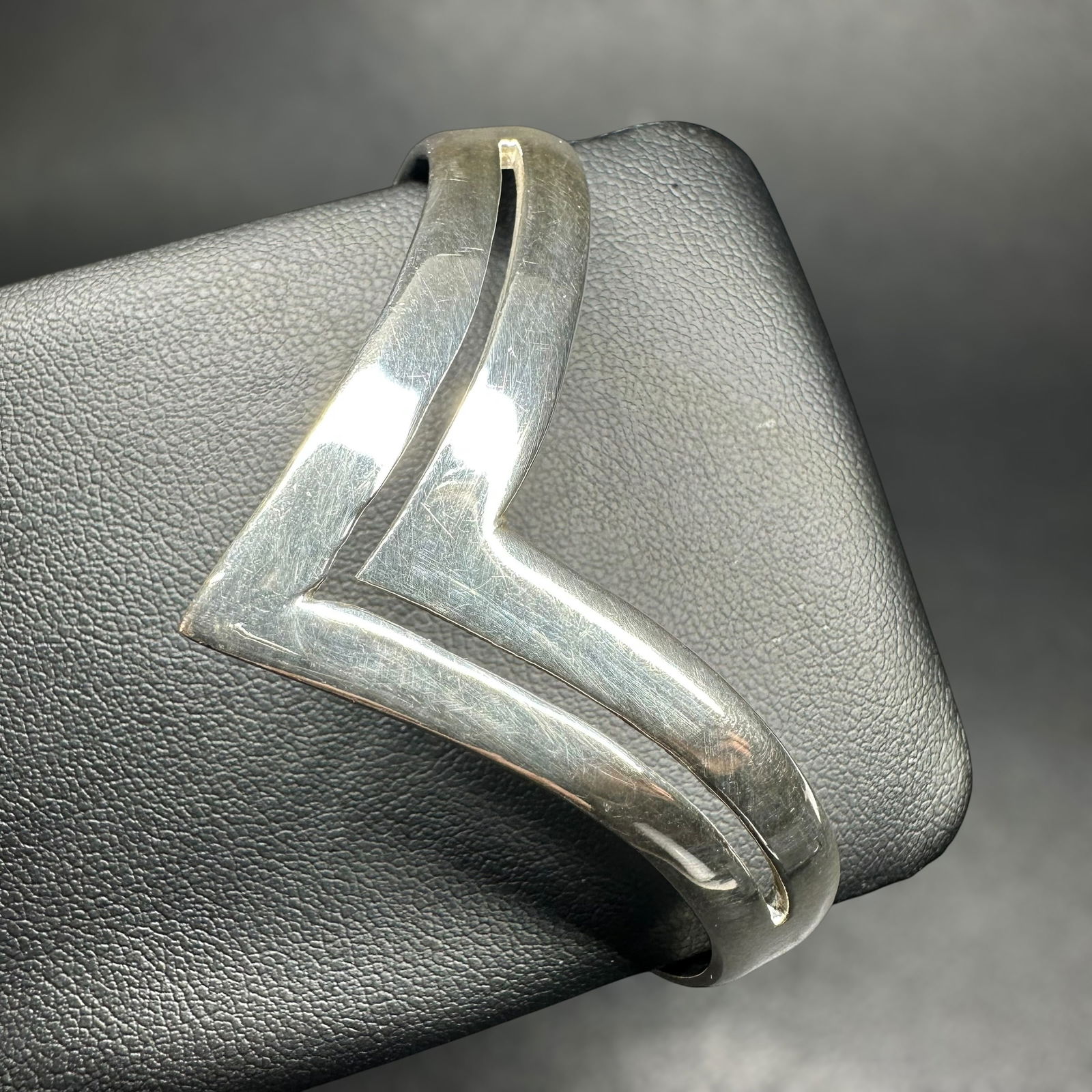 6.5"/22g Taxco Mexico 925 Solid Sterling Silver Cut Out Cuff Bracelet: 6.5"/24g Taxco Mexico 925 Solid Sterling Silver Cut Out Cuff Bracelet:Brand/Model: Hallmark; "TE-25" "MEX 925."Manufacturer Location: Taxco, Mexico.Year Produced: Unknown.Condition: Good vintage condi