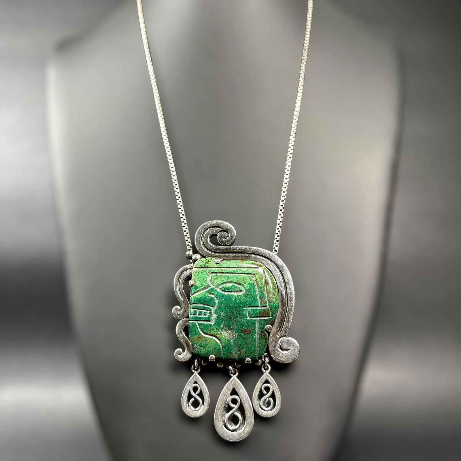 22”/97g 1940s-50s Taxco 925 Sterling Silver Mayan Carved Green Stone Pendant/Brooch Necklace: 22”/97g 1940s-50s Taxco 925 Sterling Silver Mayan Carved Green Stone Pendant/Brooch Necklace:Brand/Model: No hallmark; Vintage Mayan carved stone face motif. Chain; marked; "925 ITALY."Manufactu