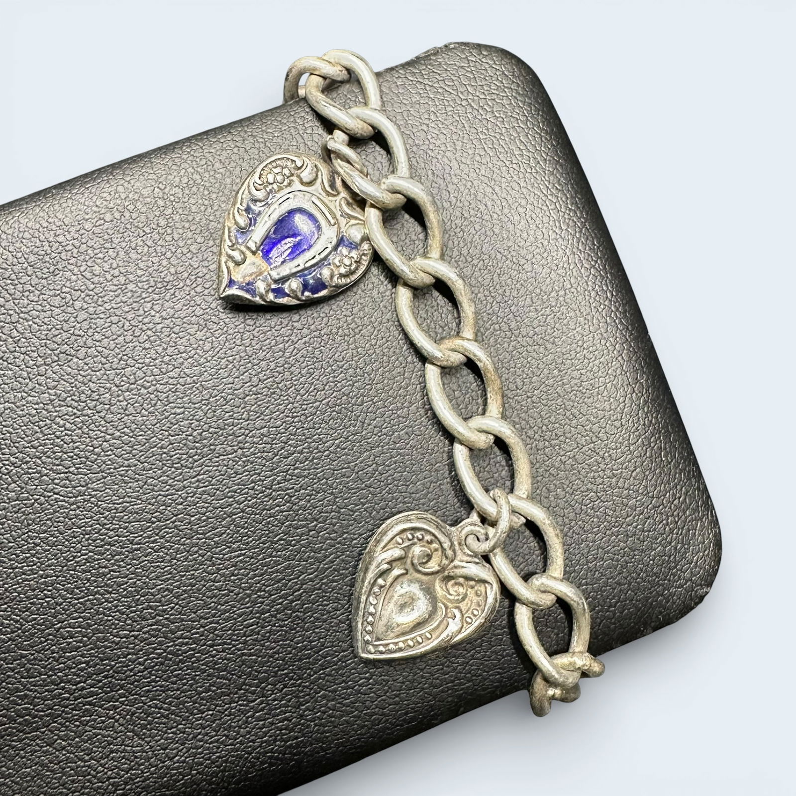 7”/13g Antique Victorian Sterling Silver Blue Enamel Heart Charm Bracelet: 7”/13g Antique Victorian Sterling Silver Blue Enamel Heart Charm Bracelet:Brand/Model: Unknown.Manufacturer Location: Not marked.Year Produced: Unknown.Condition: Good vintage condition with sur