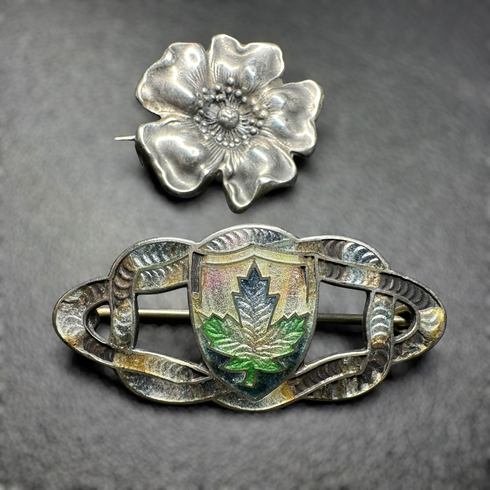 9g Vintage Sterling Silver Enamel Maple Leaf Shield & Flower Brooch Lot - 2 Pc: 9g Vintage Sterling Silver Enamel Maple Leaf Shield & Flower Brooch Lot - 2 Pc:Brand/Model: Hallmarks on both pieces. Unidentified. Manufacturer Location: Unknown.Year Produced: Unknown.Condition: Ove