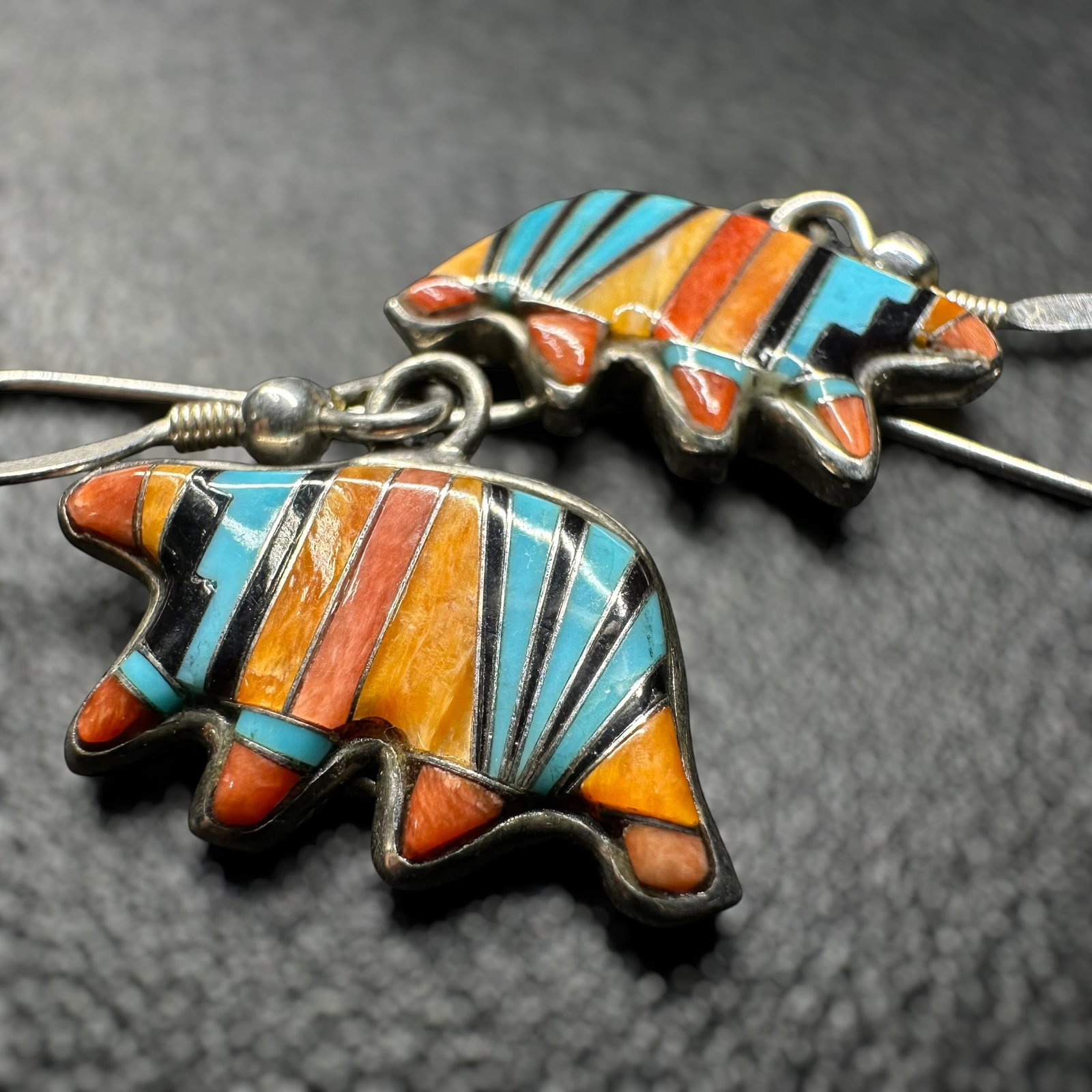 3g 925 Sterling Silver (Phillipines) Multi-stone Inlay Bear Motif Earrings: 3g 925 Sterling Silver (Phillipines) Multi-stone Inlay Bear Motif Earrings:Brand/Model: Unknown. Hallmark; unidentified.Manufacturer Location: Phillipines.Year Produced: Unknown.Condition: Good overal