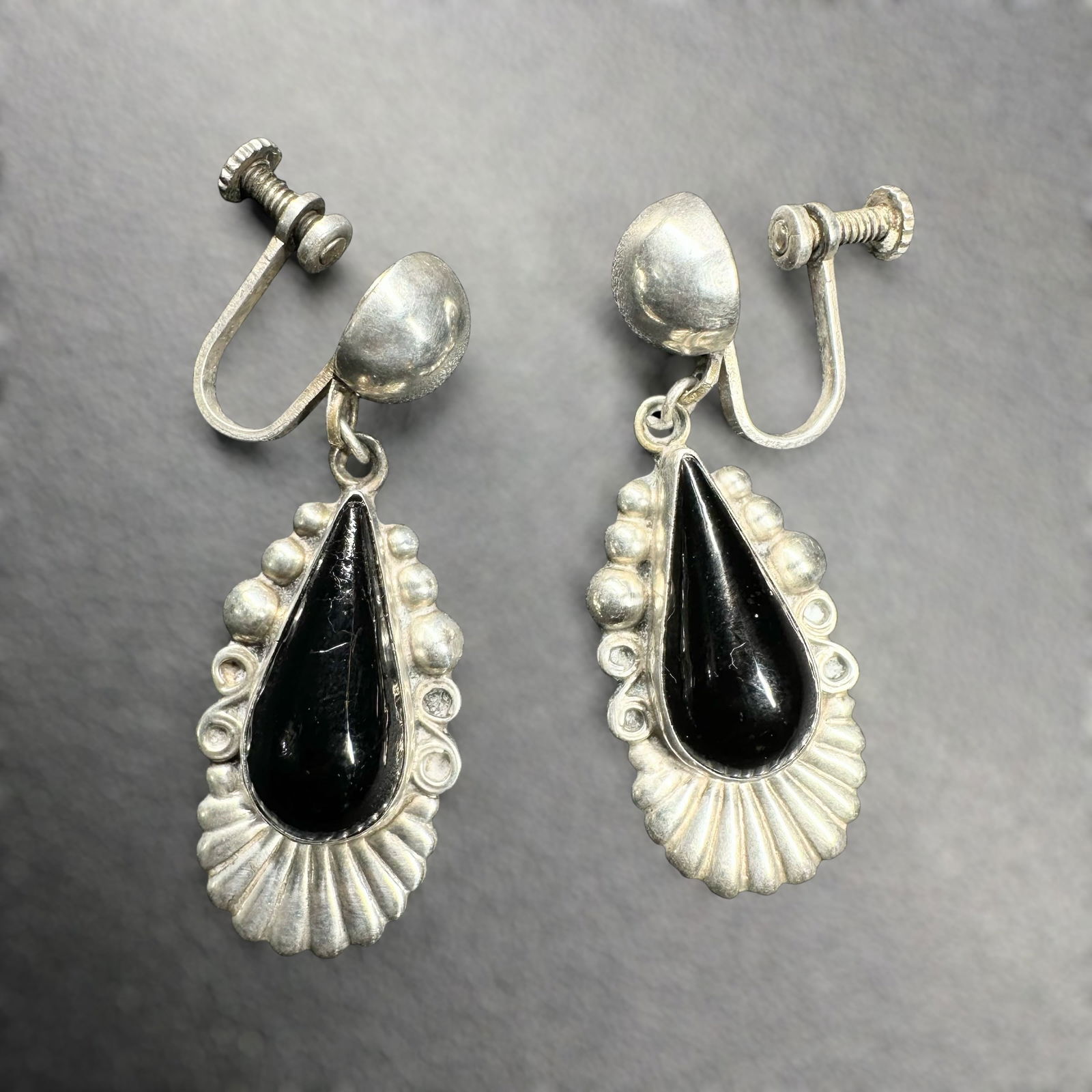 7g Vintage Sterling Silver Onyx Dangle Screwback Earrings:: 7g Vintage Sterling Silver Onyx Screwback Dangle Earrings:Brand/Model: Unmarked.Manufacturer Location: Not marked.Year Produced: Unknown.Condition: Good vintage condition with surface wear, patina, an