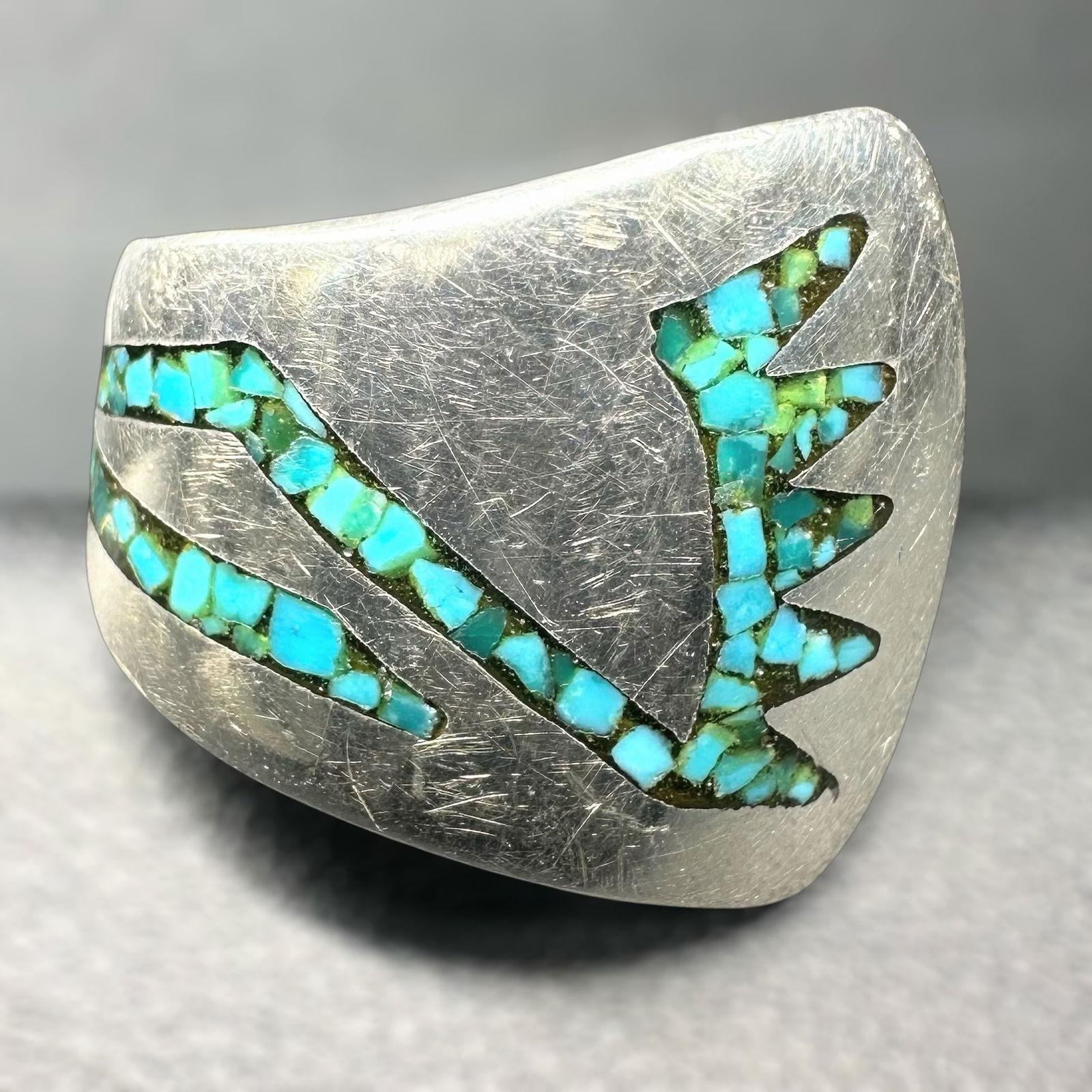 Sz8.5/6g Native American Sterling Silver Turquoise Chip Inlay Ring: Sz8.5/6g Native American Sterling Silver Turquoise Chip Inlay Ring:Brand/Model: No hallmark; unidentified Native American artisan. .Manufacturer Location: Not marked.Year Produced: Unknown.Condition: