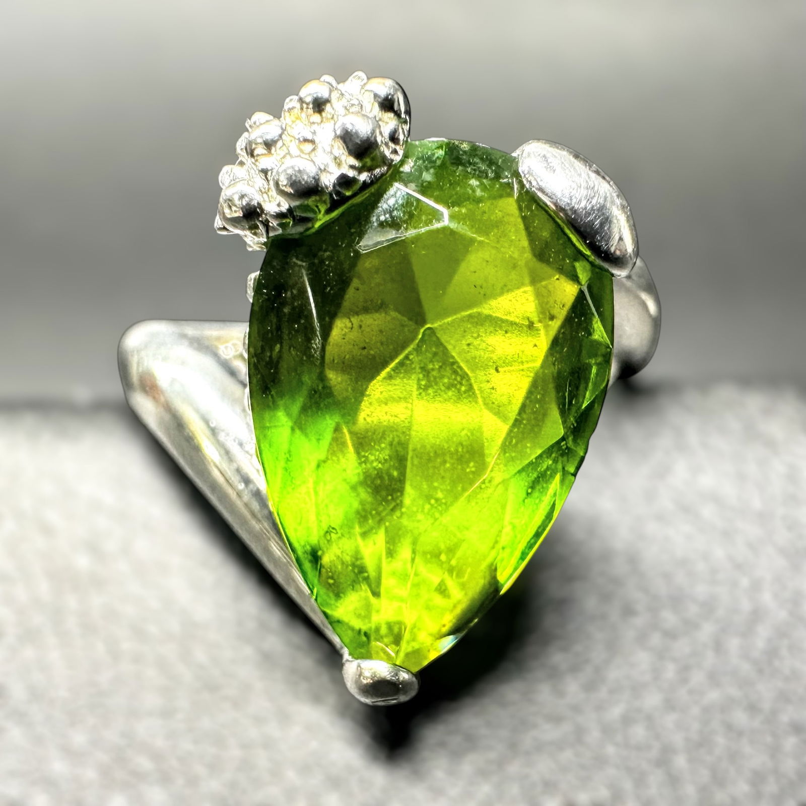 Sz8/6g 925 Sterling Silver Faceted Peridot Ring (1 of 9)