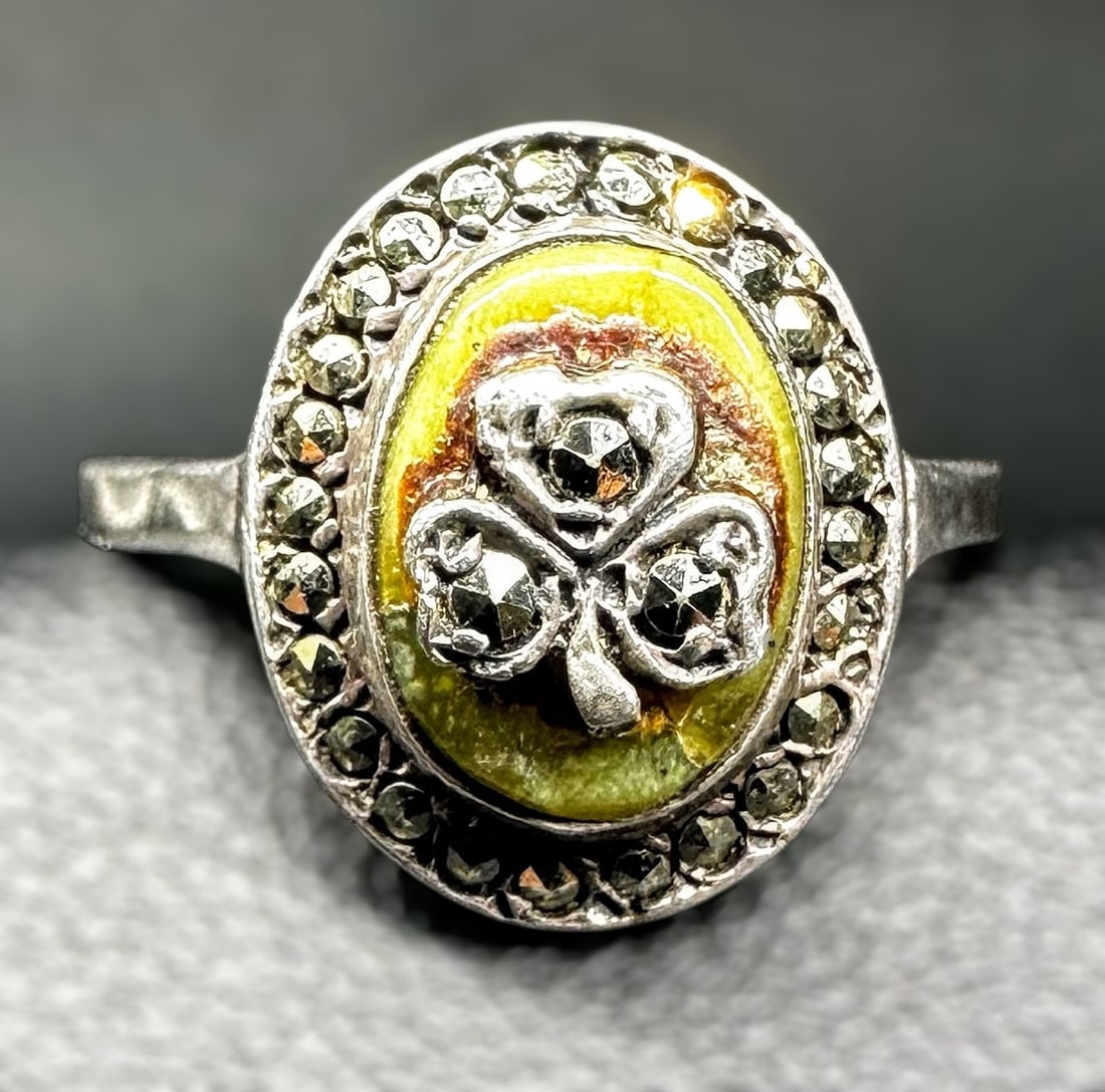 Sz6.75/3g Antique Sterling Silver Connemara Marble & Marcasite Shamrock Ring: z6.75/3g Antique Sterling Silver Connemara Marble & Marcasite Shamrock Ring:Brand/Model: Unknown.Manufacturer Location: Not marked.Year Produced: Unknown.Condition: Good overall condition with surface