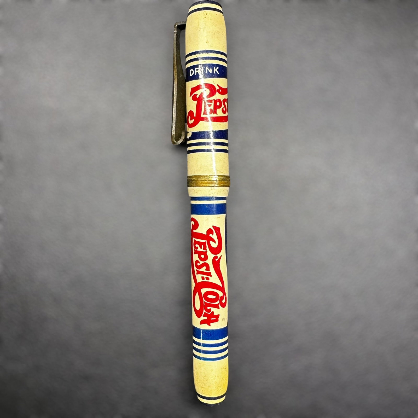 13g Pepsi Cola Advertising Fountain Pen: 13g Pepsi Cola Advertising Fountain Pen:Brand/Model: Pepsi Cola Advertising Fountain Pen.Manufacturer Location: Made In U.S.A.Year Produced: Unknown; likely mid 20th century.Condition: Pre-owned vinta