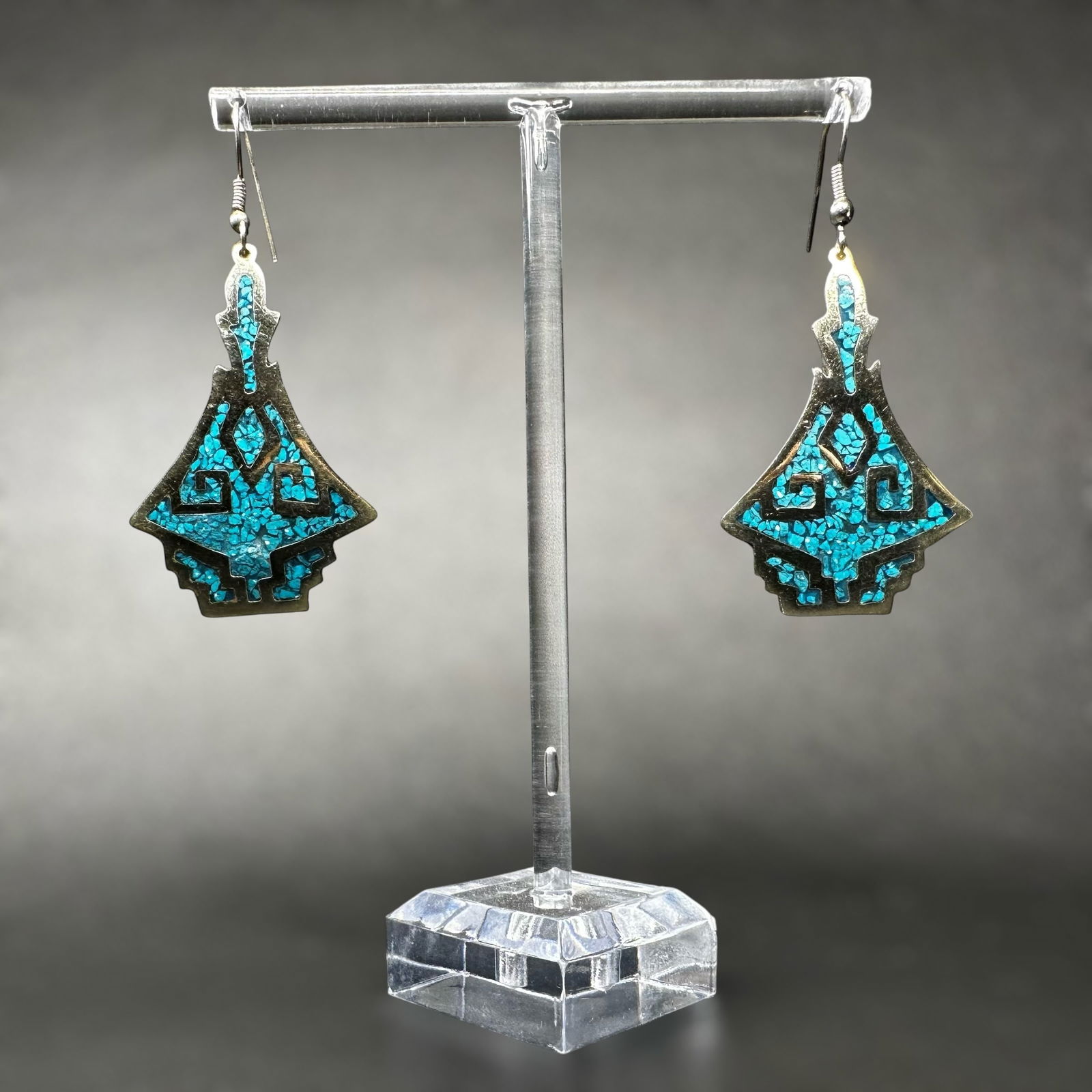 10g Vintage Alpaca Mexican Sterling Silver Turquoise Chip Inlay Earrings: 10g Vintage Alpaca Mexican Sterling Silver Turquoise Chip Inlay Earrings:Brand/Model: Not marked; geometric dangle style.Manufacturer Location: Not marked.Year Produced: Unknown.Condition: Good pre-ow