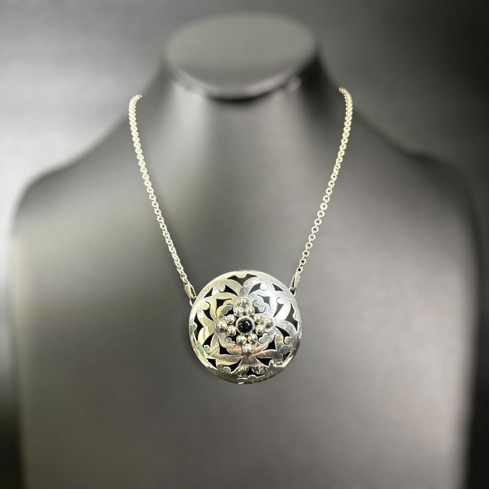 14"/18g Vintage Taxco Mexico 925 Sterling Silver Onyx Pendant Necklace: 14"/18g Vintage Taxco Mexico 925 Sterling Silver Onyx Pendant Necklace:Brand/Model: Unknown.Manufacturer Location: Marked; Taxco, Mexico.Year Produced: Unknown.Condition: Overall good condition with s