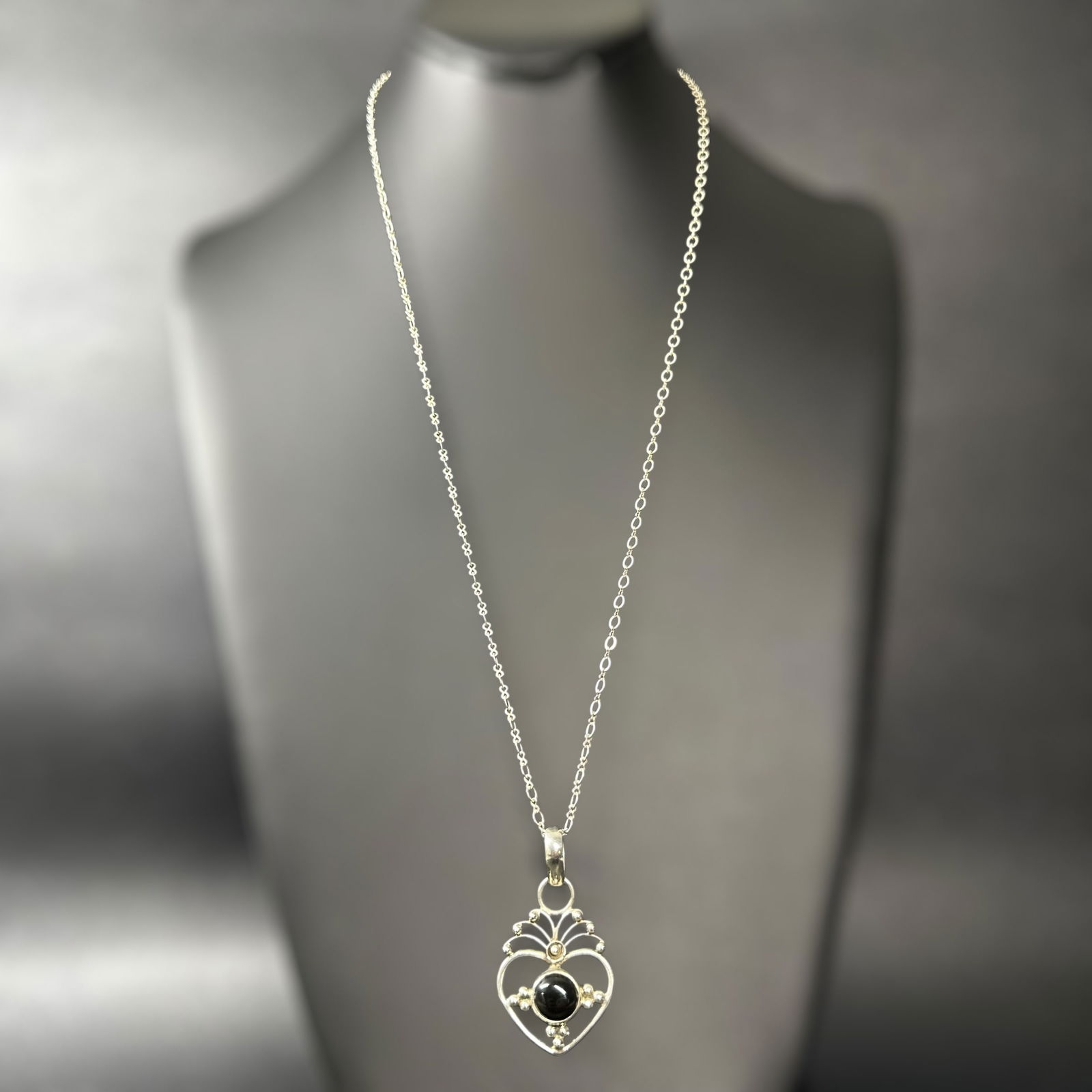 24"/11g Vintage 925 Sterling Silver Onyx Heart Pendant Necklace: 24"/11g Vintage 925 Sterling Silver Onyx Heart Pendant Necklace:Brand/Model: Unknown.Manufacturer Location: Not marked.Year Produced: Unknown.Condition: Overall good condition with surface wear and li