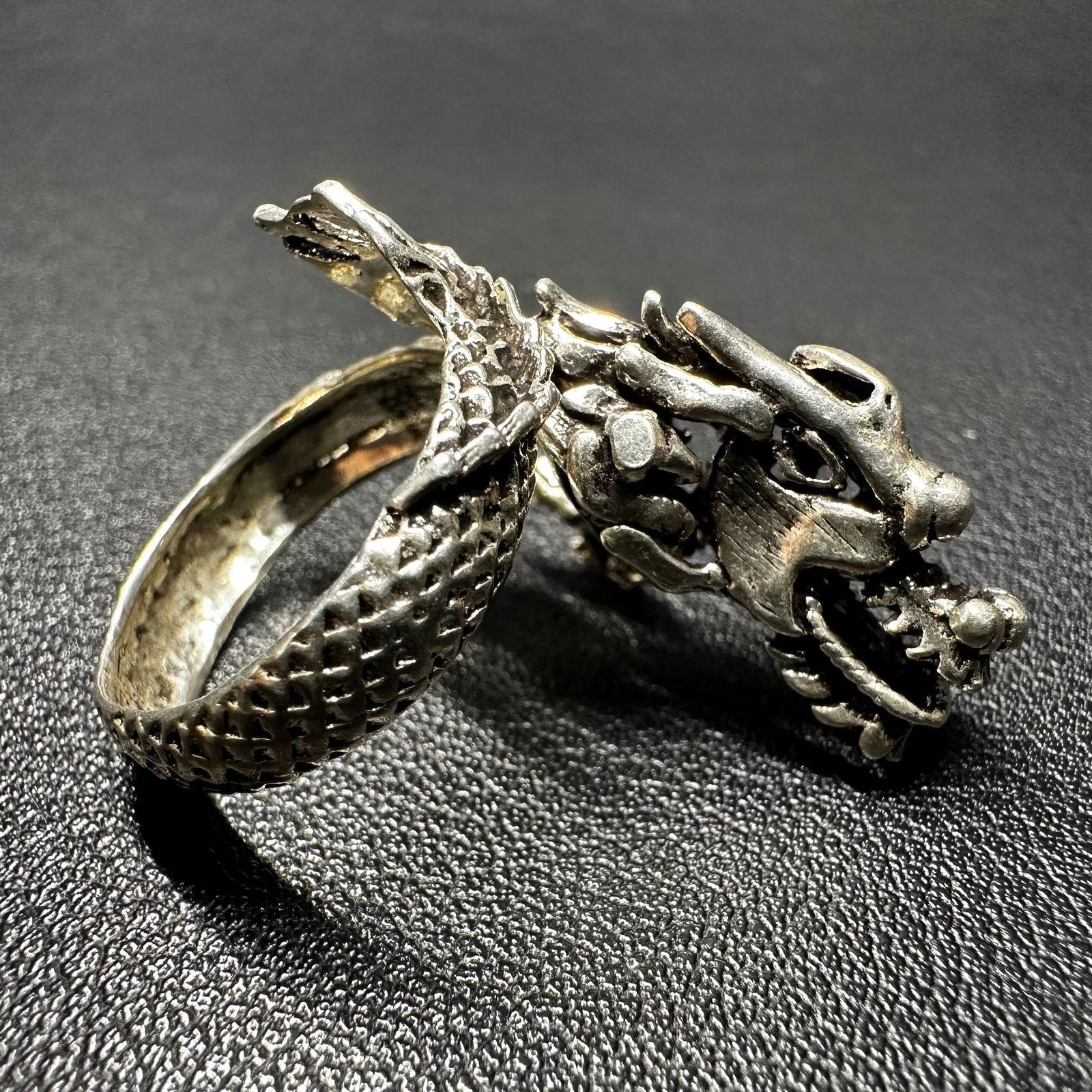 Sz9/7g 925 Sterling Silver Hinged Dragon Hinged Ring: Sz9/7g 925 Sterling Silver Hinged Dragon Head RingBrand/Model: Unbranded.Manufacturer Location: Not marked.Year Produced: Unknown.Condition: Good overall condition with surface wear, light tarnish, an