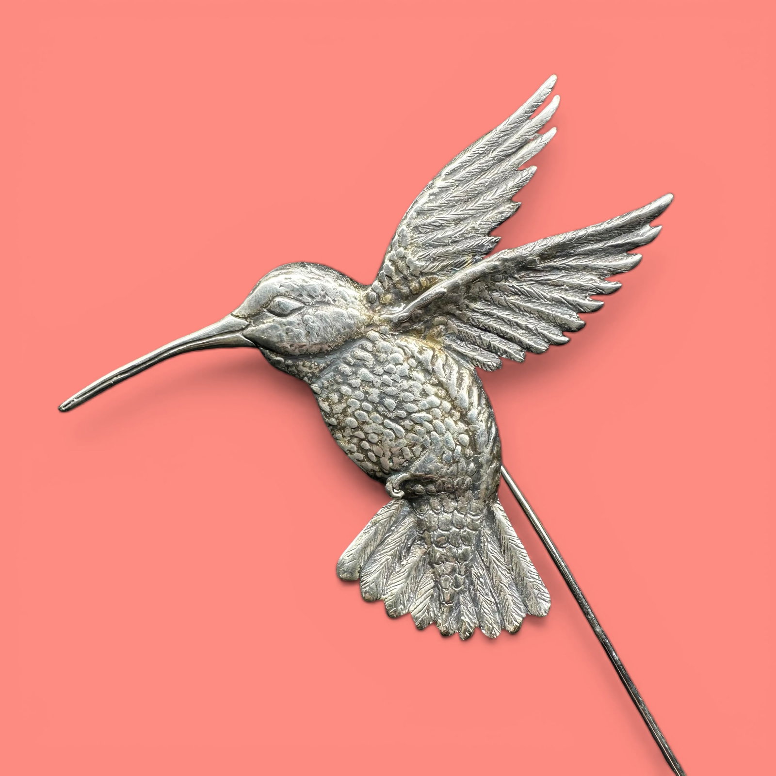 8g Vintage Sterling Silver Hummingbird Tie Pin: 8g Vintage Sterling Silver Hummingbird Tie Pin:Brand/Model: Hand signed "Tom Friend."Manufacturer Location: Not Marked.Year Produced: Unknown.Condition: Good overall condition with surface wear, light