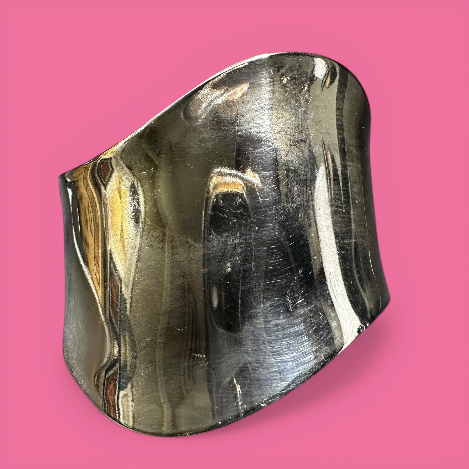 6.25"/28g Vintage 925 Sterling Silver Wide Cuff Bracelet: 6.25"/28g Vintage 925 Sterling Silver Wide Cuff Bracelet:Brand/Model: Unknown.Manufacturer Location: Not marked.Year Produced: Unknown.Condition: Good pre-owned condition with visible surface wear, sc