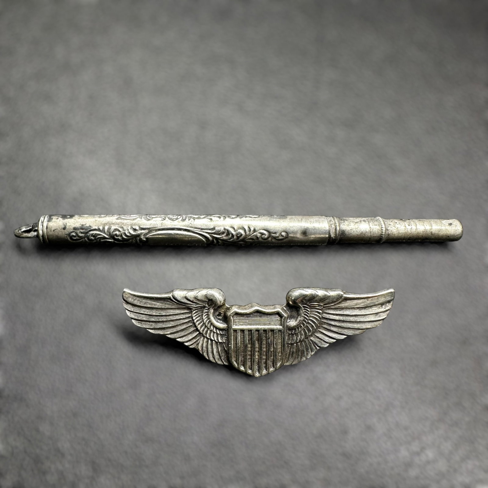 8g Vintage 925 Sterling Silver Wings Brooch & Etched Pendant Lot: 8g Vintage 925 Sterling Silver Wings Brooch & Etched Pendant Lot:Brand/Model: Unmarked; military-style wings and engraved needle case.Manufacturer Location: Not marked.Year Produced: Unknown.Condition