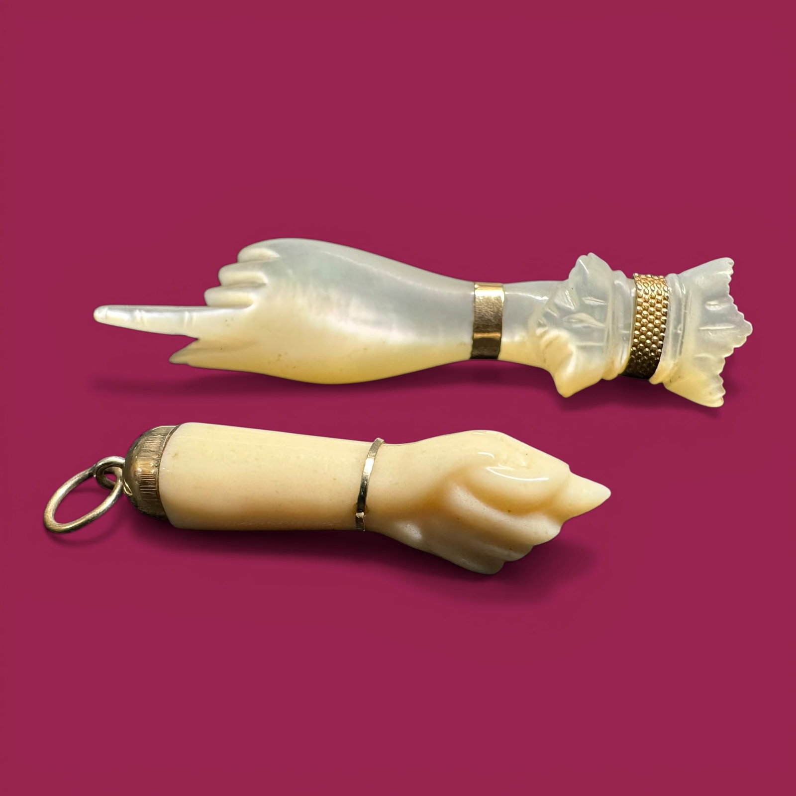 6g Vintage 14K Carved Mother of Pearl Hand Brooch Lot - 2 Pc: 6g Vintage 14K Carved Mother of Pearl Hand Brooch Lot - 2 Pc:Brand/Model: Unmarked; figural hand brooches.Manufacturer Location: Not marked.Year Produced: Unknown.Condition: Vintage condition with sur