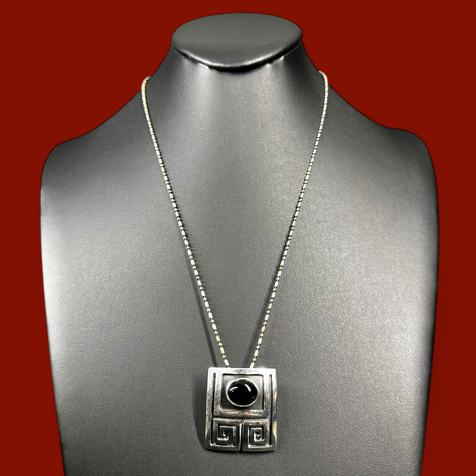 20”/18g Native American 925 Sterling Silver Onyx Pendant Necklace: 20”/18g Native American 925 Sterling Silver Onyx Pendant Necklace:Brand/Model: Unmarked.Manufacturer Location: Not marked.Year Produced: Unknown.Condition: Good overall condition with surface we
