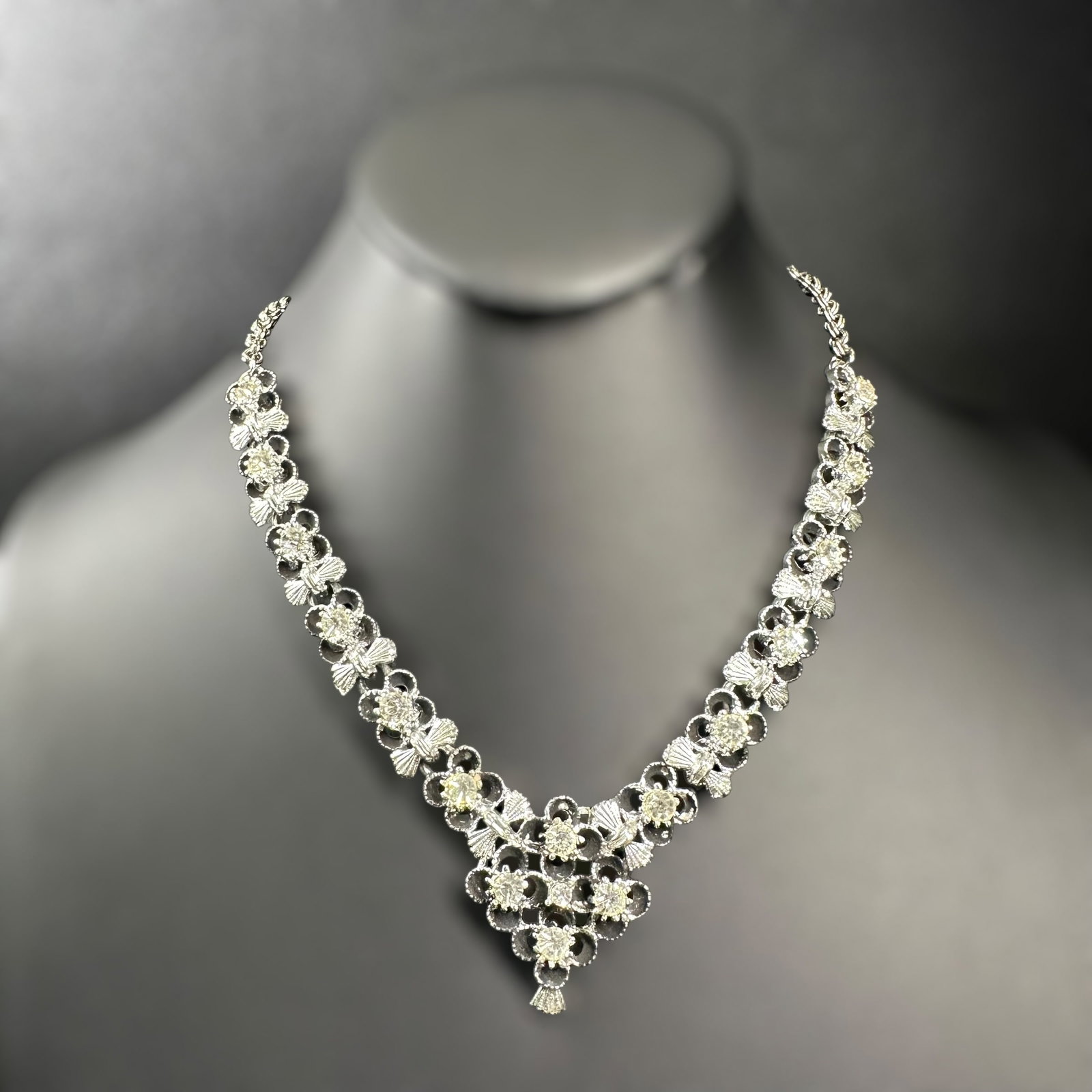 12”/49g Faceted Black & Clear Rhinestone Floral Necklace: 12”/49g Faceted Black & Clear Rhinestone Floral Necklace:Brand/Model: Unknown brand.Manufacturer Location: Not marked.Year Produced: Unknown.Condition: Good vintage condition with light surface