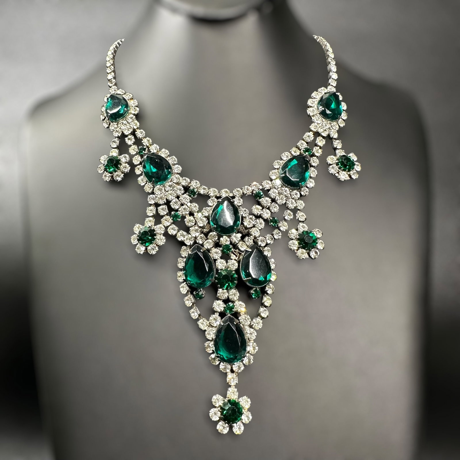 14"/69g Faceted Green & Clear Rhinestone Statement Necklace: 14"/69g Faceted Green & Clear Rhinestone Statement Necklace:Brand/Model: Unknown brand.Manufacturer Location: Not marked.Year Produced: Unknown.Condition: Good vintage condition with surface wear and