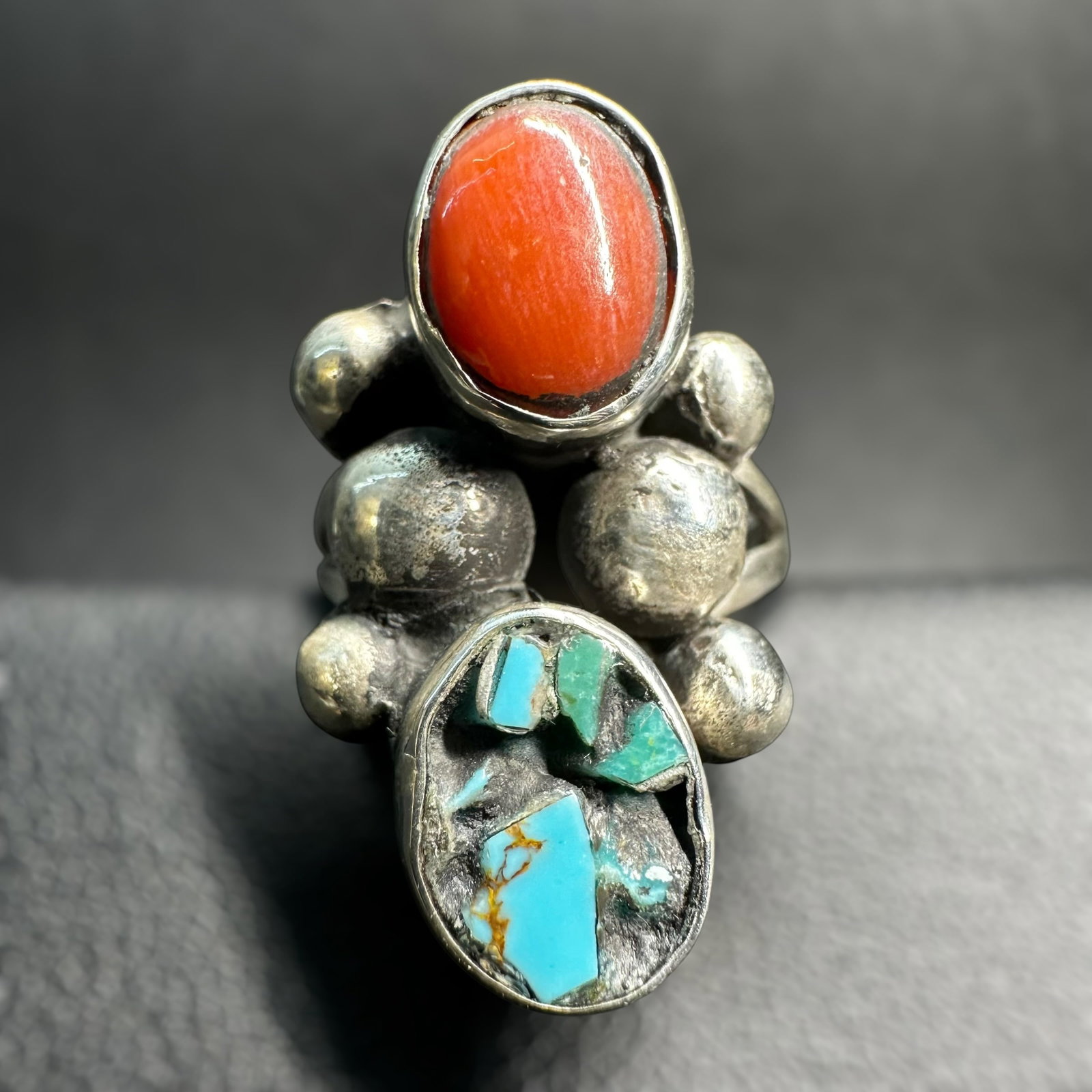Sz5.5/7g Native American Sterling Silver Kingman Turquoise & Coral Ring: Sz5.5/7g Native American Sterling Silver Kingman Turquoise & Coral Ring:Brand/Model: No hallmark.Manufacturer Location: Not marked.Year Produced: Unknown.Condition: Good condition with surface wear, l