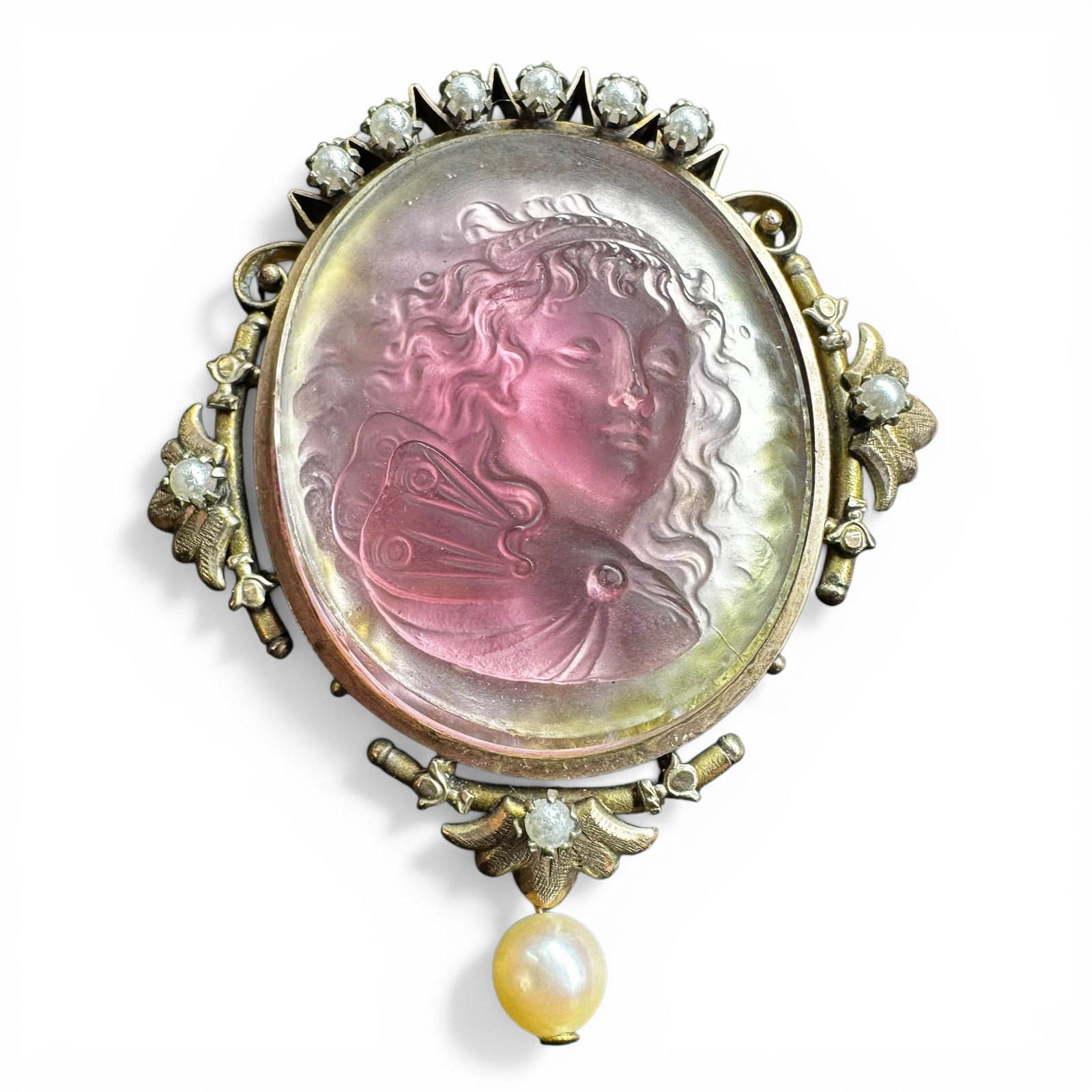 13g Antique Victorian Gold Tone Pink Glass Cameo Pearl Brooch: 13g Antique Victorian Gold Tone Pink Glass Cameo Pearl Brooch:Brand/Model: Unknown brand; no hallmark.Manufacturer Location: Not marked.Year Produced: Unknown.Condition: Good vintage condition with su