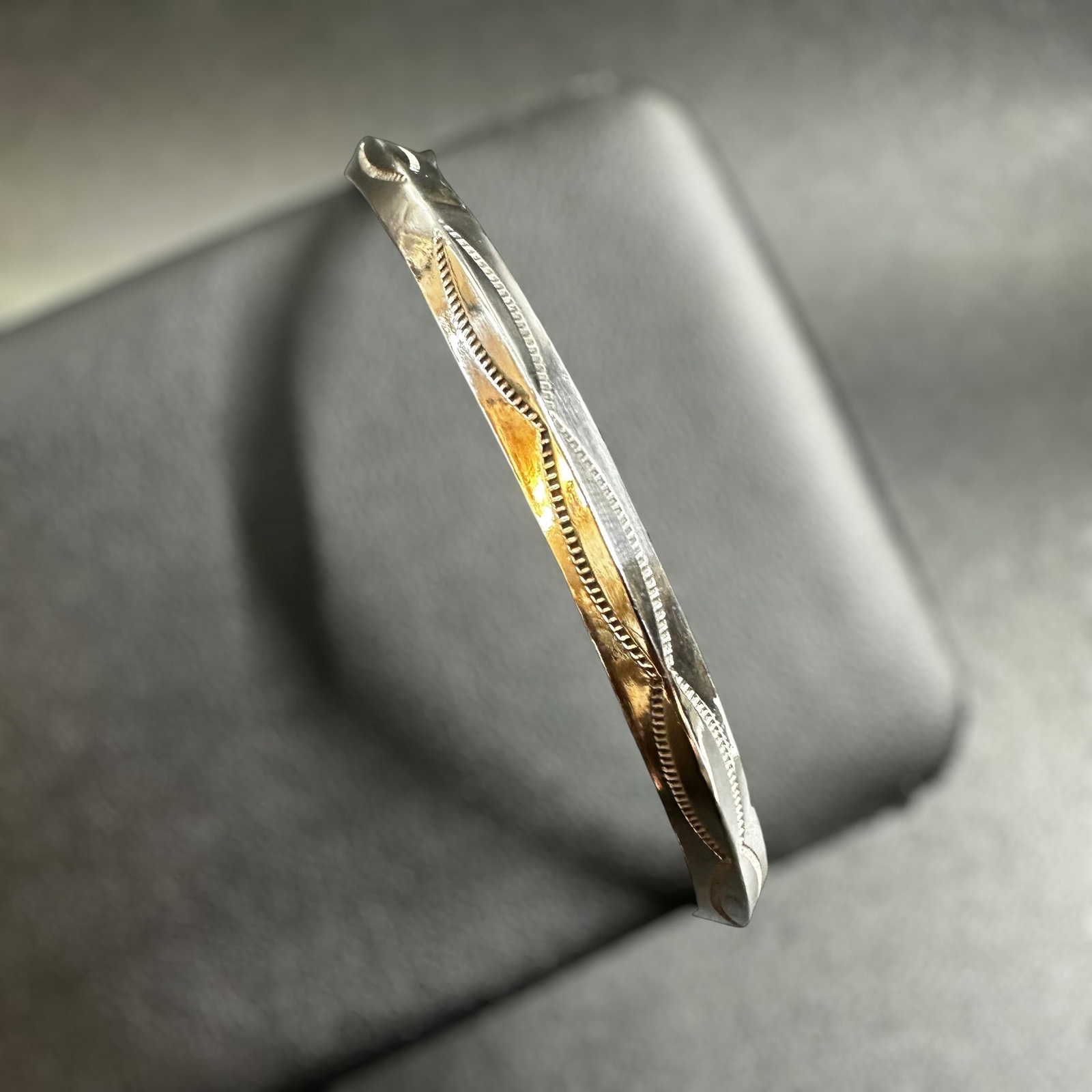 8.25"17g Native American Stamped 925 Sterling Silver Bangle Bracelet: 8.25"17g Native American Stamped 925 Sterling Silver Bangle Bracelet:Brand/Model: No hallmark.Manufacturer Location: Not marked.Year Produced: Unknown.Condition: Good condition with light surface wear