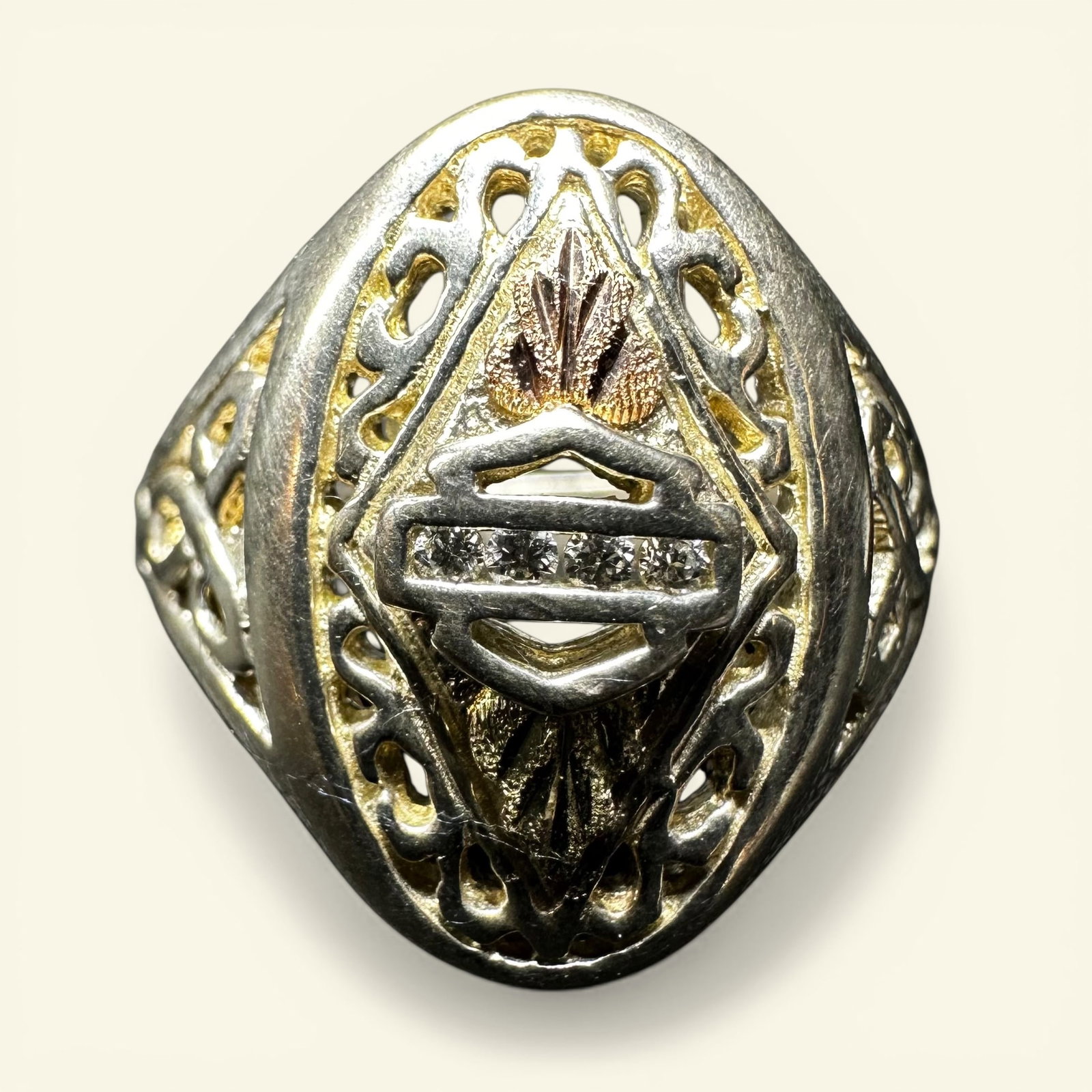 Sz6.5/6g 925 Sterling Silver Ornate Openwork Cubic Zirconia Ring: Sz6.5/6g 925 Sterling Silver Ornate Openwork Cubic Zirconia Ring:Brand/Model: No hallmark.Manufacturer Location: Not marked.Year Produced: Unknown.Condition: Good pre-owned condition with light surfac