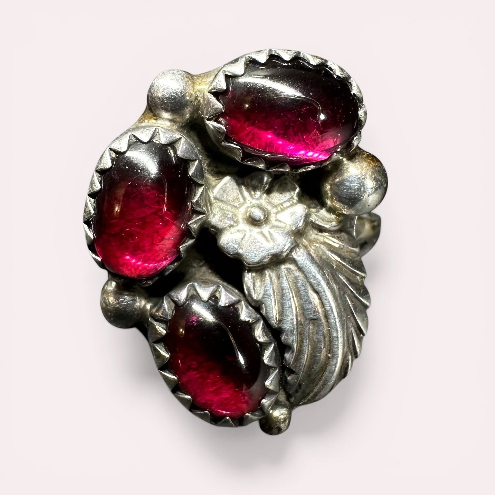 Sz5/3g Native American Sterling Silver Rhodolite Garnet Stone Cluster Ring: Sz5/3g Native American Sterling Silver Rhodolite Garnet Stone Cluster Ring:Brand/Model: No hallmark.Manufacturer Location: Not marked.Year Produced: Unknown.Condition: Good pre-owned condition with li