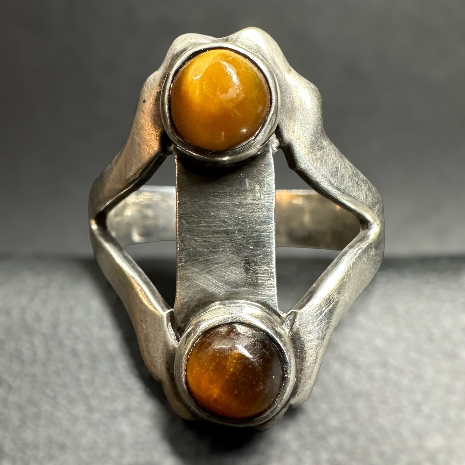 Sz6.25/4g Vintage Taxco Mexico 925 Sterling Silver Tiger’s Eye Ring: Sz6.25/4g Vintage Taxco Mexico 925 Sterling Silver Tiger’s Eye Ring:Brand/Model: Mexican artisan made. Mark appears to be "MLL" Artisan unidentified. Manufacturer Location: Marked; Taxco, Mexico.Yea