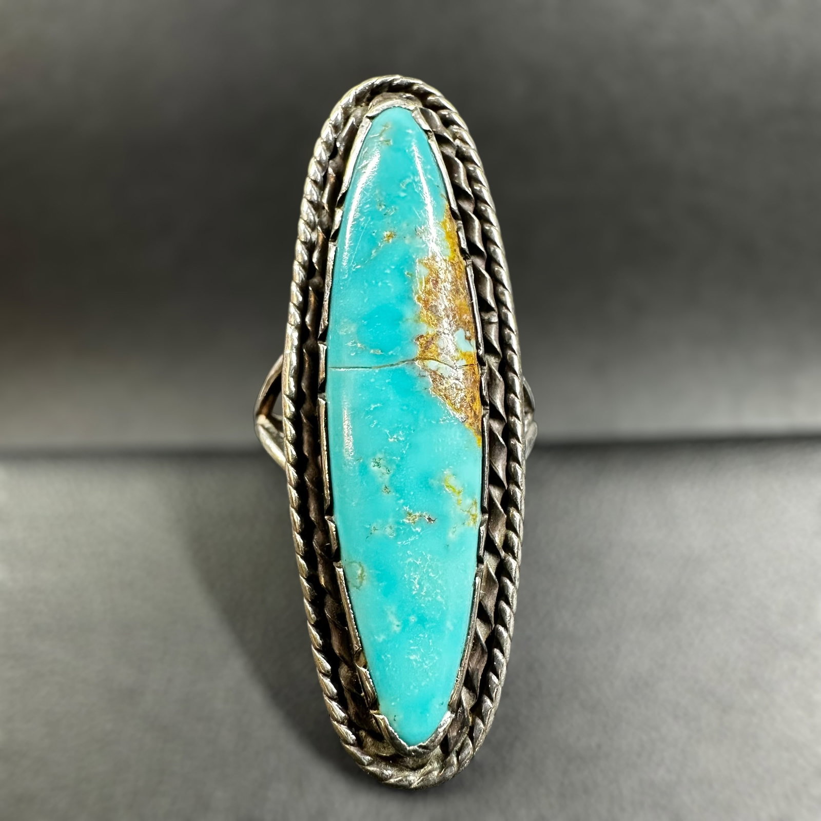 Sz5.5/4g Native American Navajo Alvin Yazzie Sterling Silver Kingman Turquoise Ring: Sz55/4g Native American Navajo Alvin Yazzie Sterling Silver Kingman Turquoise Ring:Brand/Model: Hallmark; "AY." Navajo artisan, Alvin Yazzie.Manufacturer Location: Navajo, United States.Year Produced: